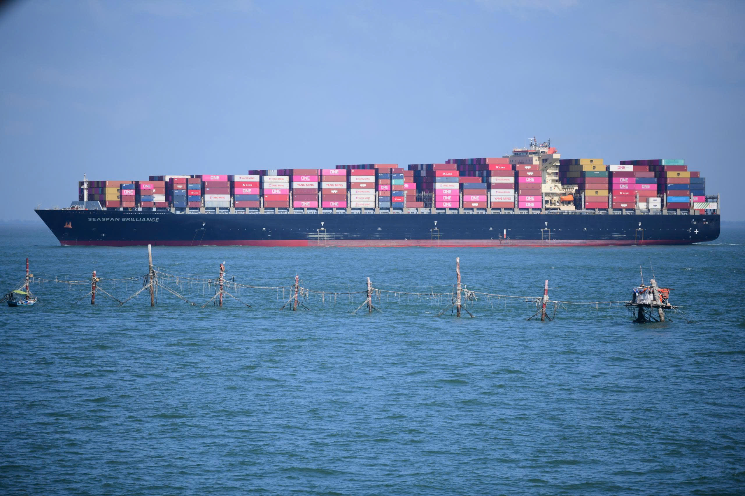 Doanh nghiệp dè dặt nhận đơn hàng đi Trung Đông - Ảnh 2.