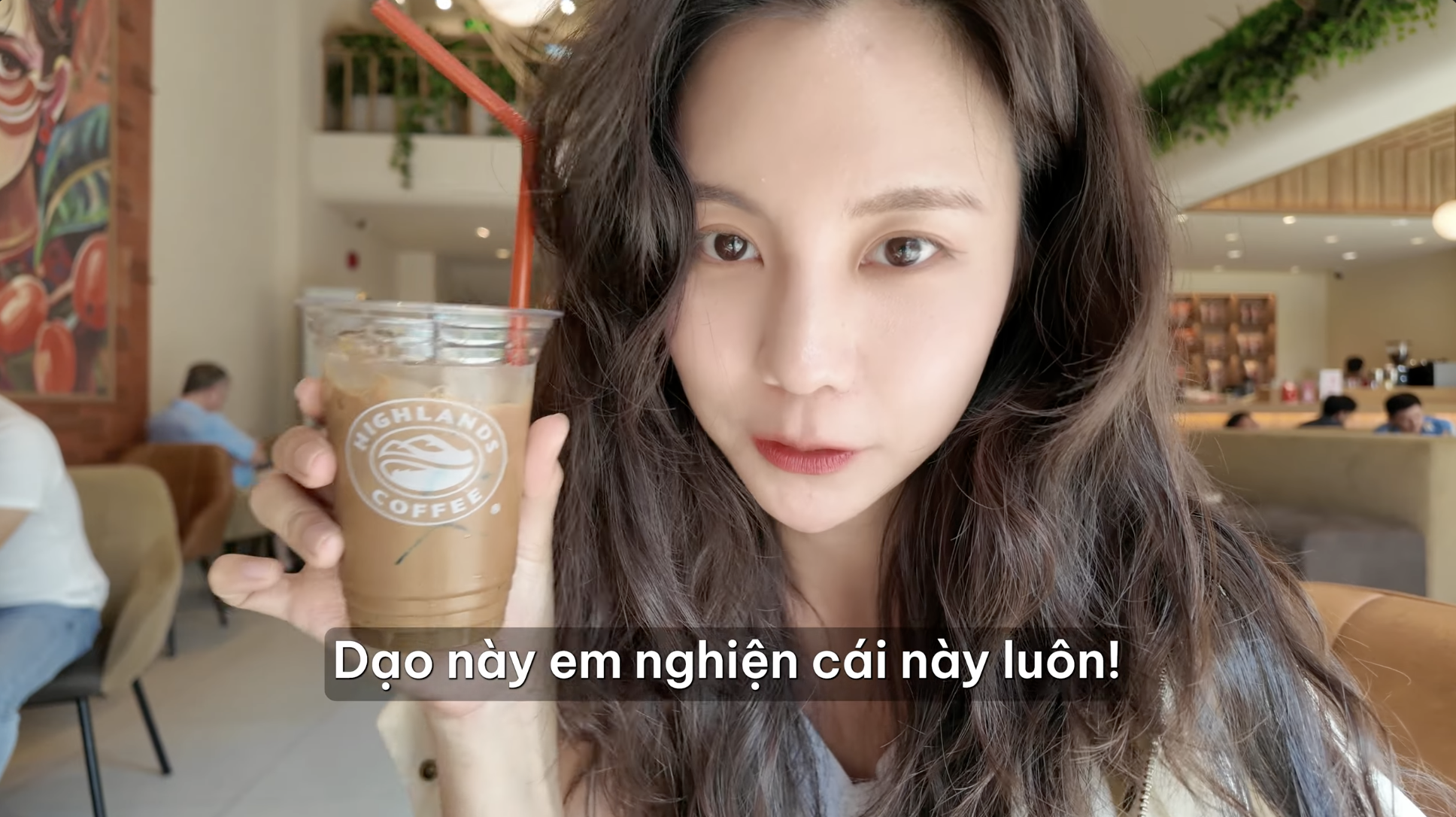 Khách Hàn sang Việt Nam nhịn tiền xe, cuốc bộ chỉ để mua được thứ nước gây nghiện này- Ảnh 2.