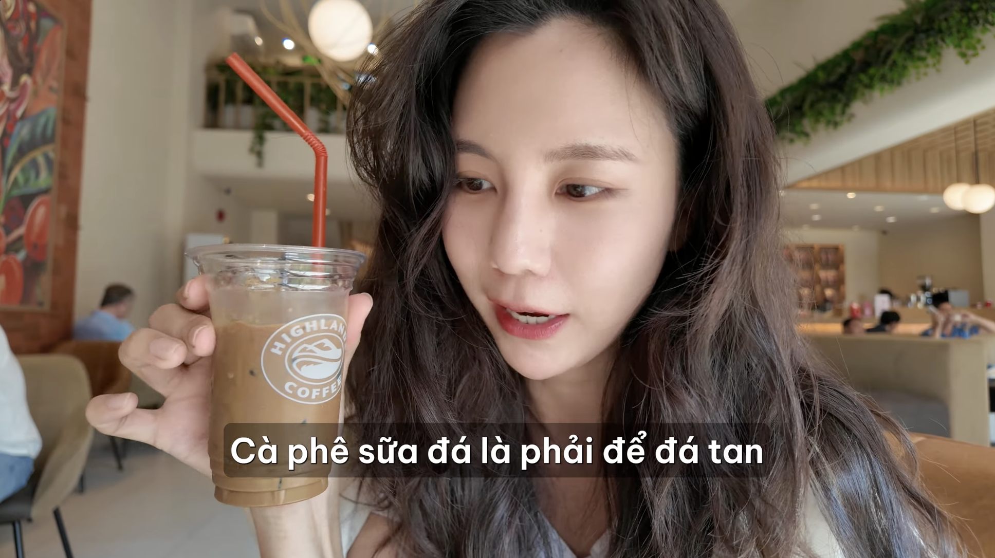 Khách Hàn sang Việt Nam nhịn tiền xe, cuốc bộ chỉ để mua được thứ nước gây nghiện này- Ảnh 3.