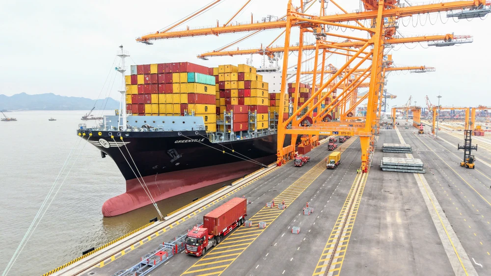 Hoạt động xuất nhập khẩu tại Khu cảng Lạch Huyện, TP. Hải Phòng. Ảnh: NGỌC SƠN 641850552_2729860107375530_4260911425657086428_n (1).jpg