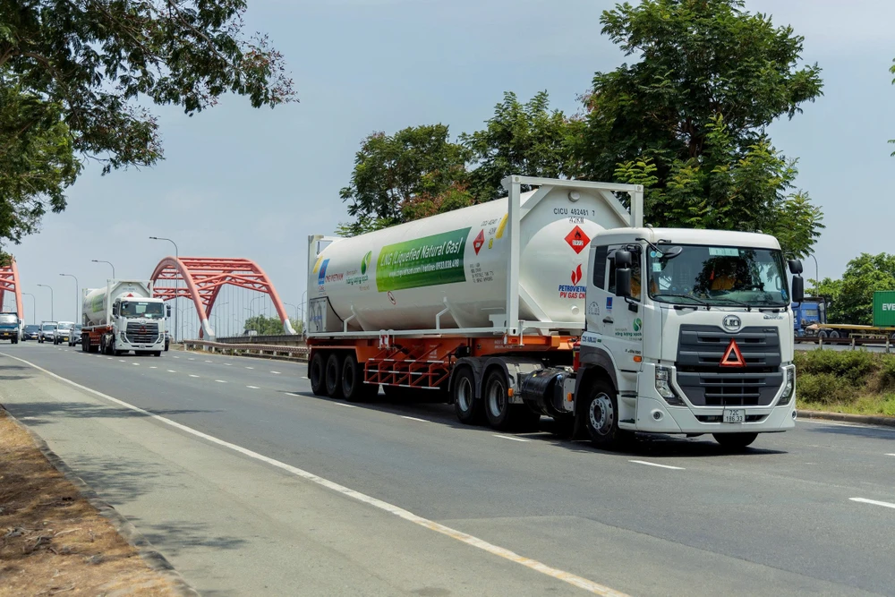 Xe chở LNG của Tổng Công ty Khí Việt Nam. z7583369759950_056a16160a8b023fd8fecdc29175fdcd.jpg