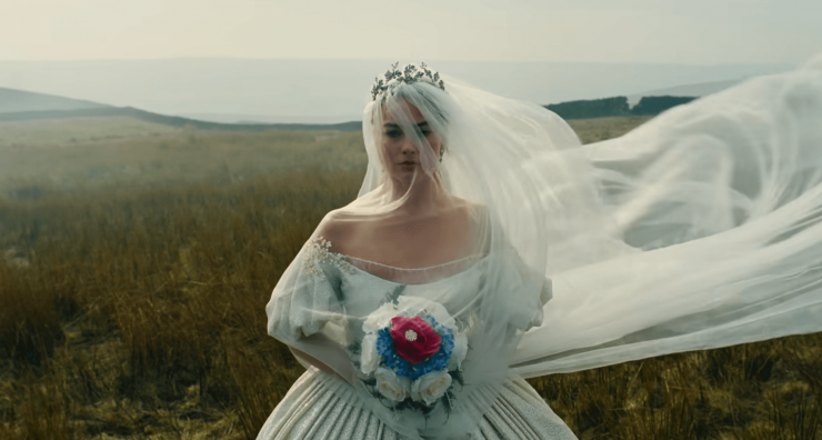 Chiếc váy cưới từng gây chấn động mạng xã hội khi những hình ảnh đầu tiên của phim "Đồi gió hú" được tiết lộ (Ảnh: Warner Bros.). Theo nhà thiết kế đây là sự kết hợp giữa phong cách thời trang thời Victoria và thập niên 50.