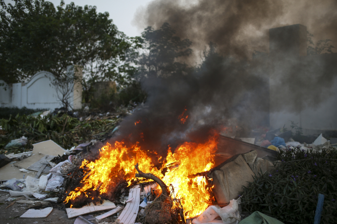 Đốt rác thải tại chỗ gây ô nhiễm không khí ở Hà Nội. Ảnh: Phạm Chiểu