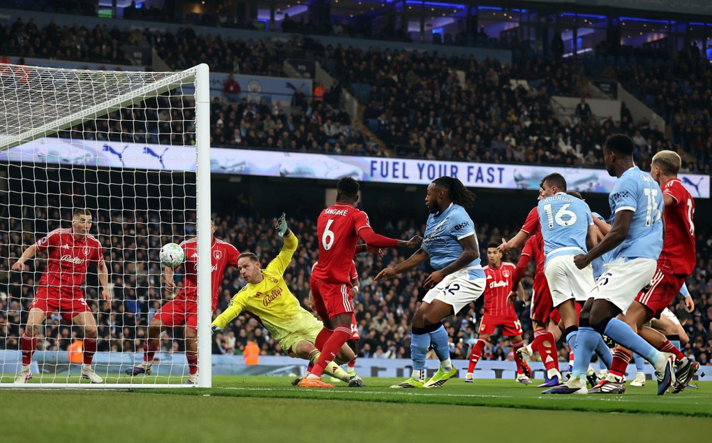 Man City đánh rơi chiến thắng, Arsenal rộng cửa vô địch - 2