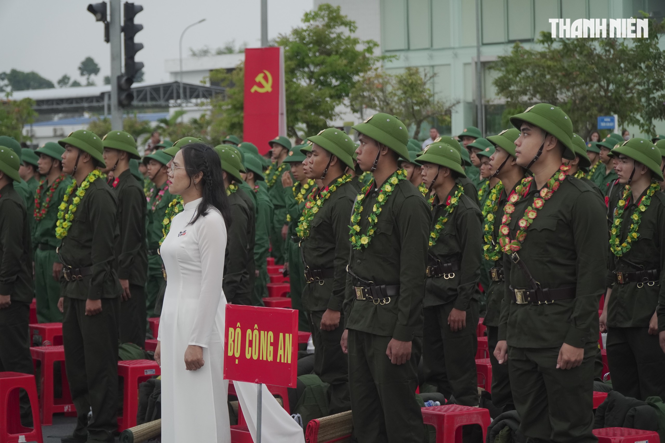 Khoảnh khắc xúc động hơn 4.400 tân binh ở Vĩnh Long lên đường nhập ngũ- Ảnh 2. Khoảnh khắc xúc động hơn 4.400 tân binh ở Vĩnh Long lên đường nhập ngũ- Ảnh 2.