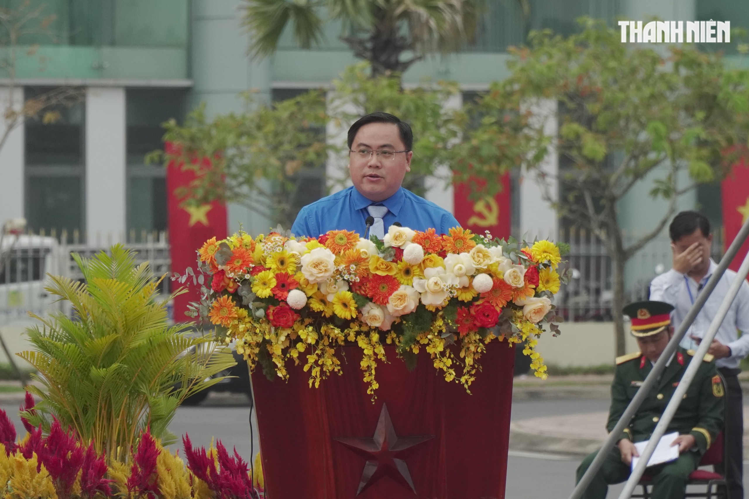 Khoảnh khắc xúc động hơn 4.400 tân binh ở Vĩnh Long lên đường nhập ngũ- Ảnh 4. Khoảnh khắc xúc động hơn 4.400 tân binh ở Vĩnh Long lên đường nhập ngũ- Ảnh 4.