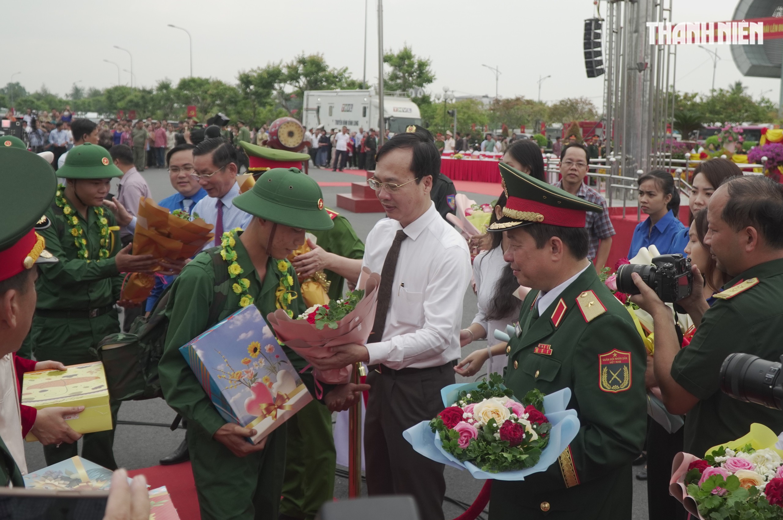 Khoảnh khắc xúc động hơn 4.400 tân binh ở Vĩnh Long lên đường nhập ngũ- Ảnh 5. Khoảnh khắc xúc động hơn 4.400 tân binh ở Vĩnh Long lên đường nhập ngũ- Ảnh 5.