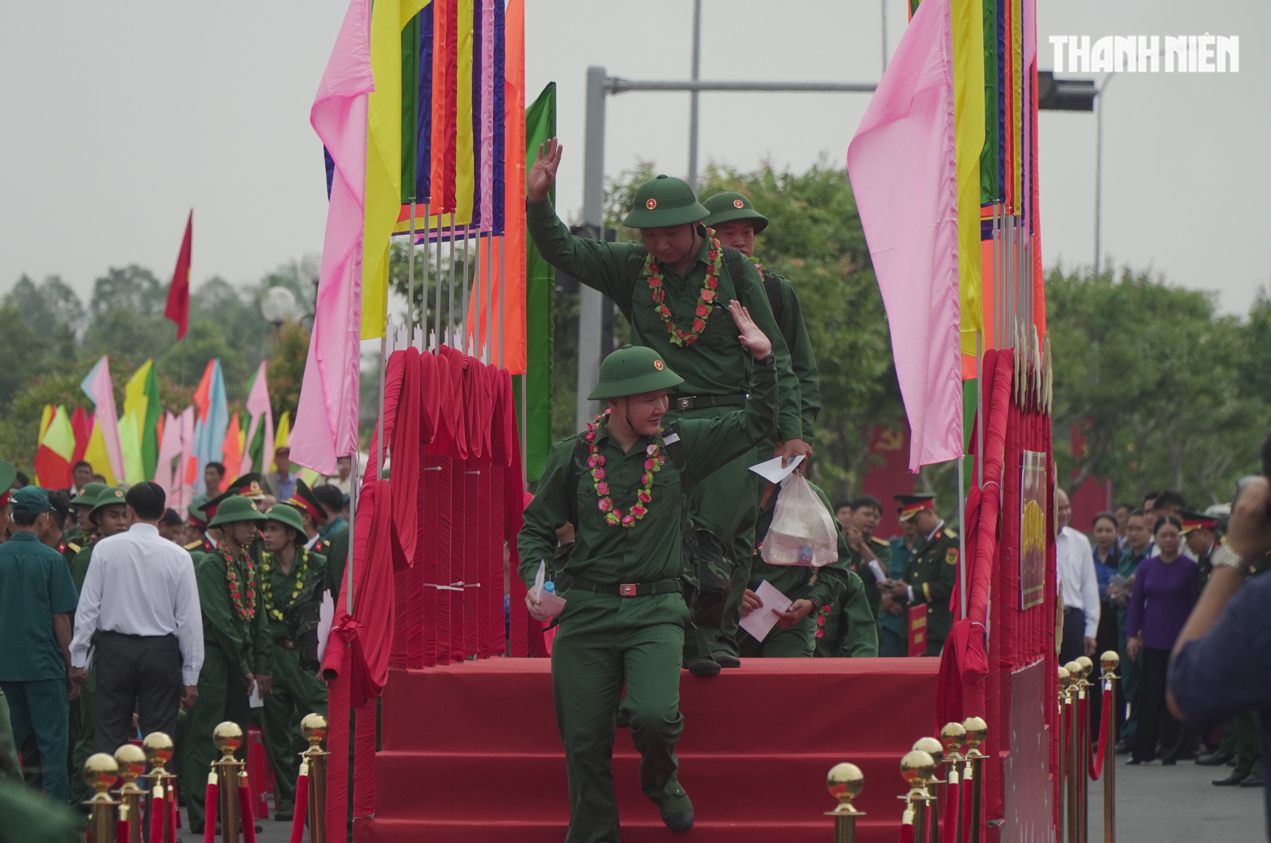 Khoảnh khắc xúc động hơn 4.400 tân binh ở Vĩnh Long lên đường nhập ngũ- Ảnh 6. Khoảnh khắc xúc động hơn 4.400 tân binh ở Vĩnh Long lên đường nhập ngũ- Ảnh 6.