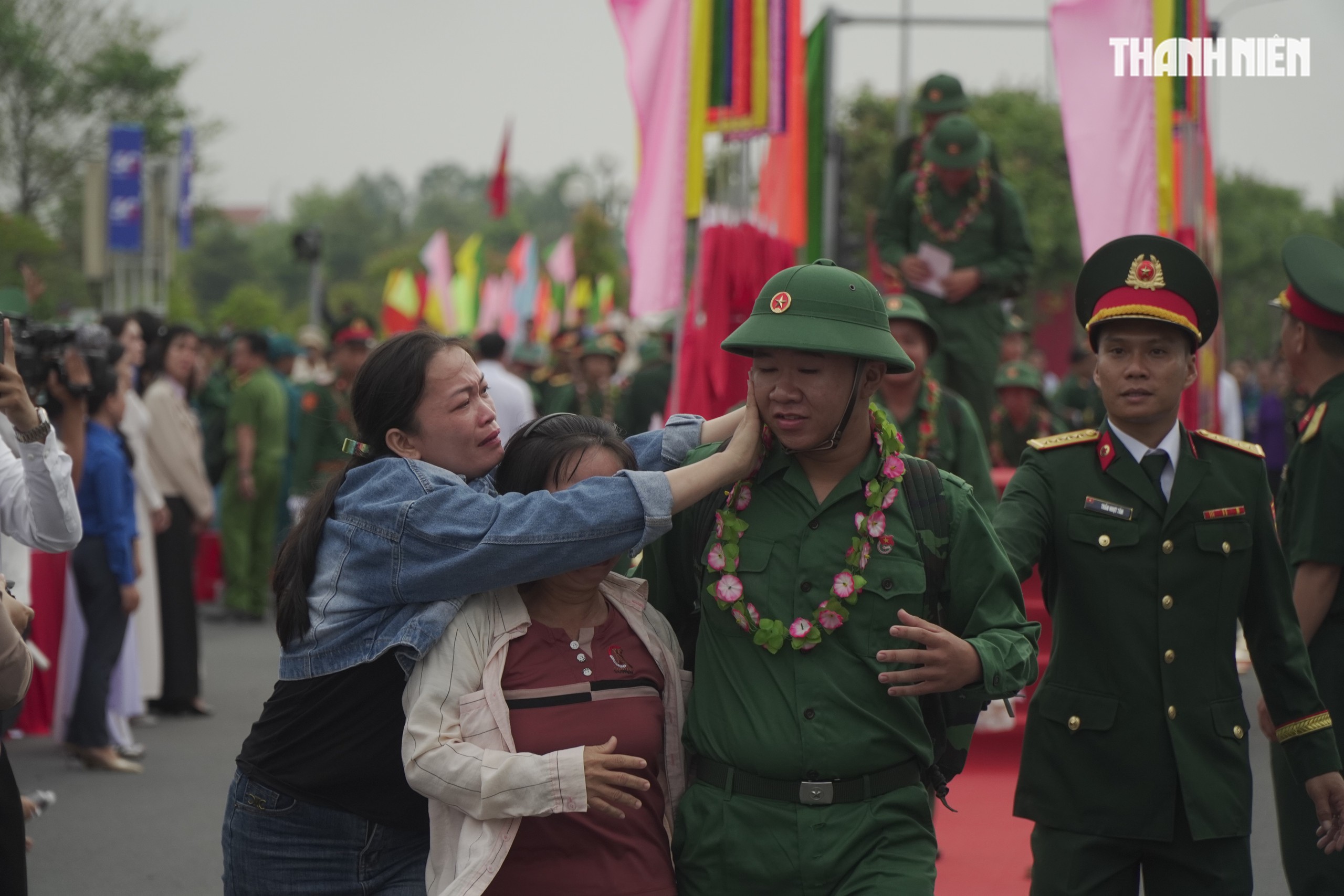 Khoảnh khắc xúc động hơn 4.400 tân binh ở Vĩnh Long lên đường nhập ngũ- Ảnh 7. Khoảnh khắc xúc động hơn 4.400 tân binh ở Vĩnh Long lên đường nhập ngũ- Ảnh 7.