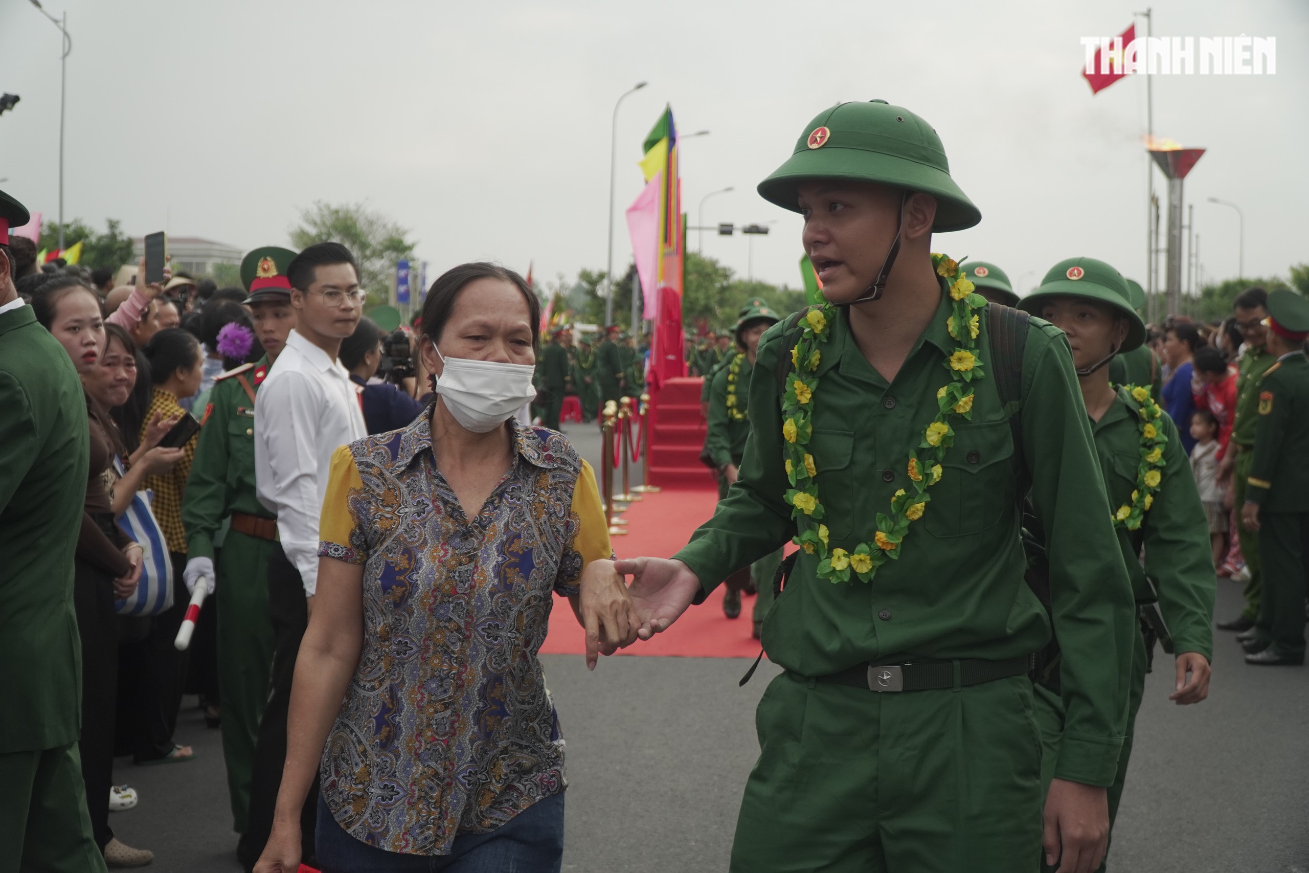 Khoảnh khắc xúc động hơn 4.400 tân binh ở Vĩnh Long lên đường nhập ngũ- Ảnh 8. Khoảnh khắc xúc động hơn 4.400 tân binh ở Vĩnh Long lên đường nhập ngũ- Ảnh 8.