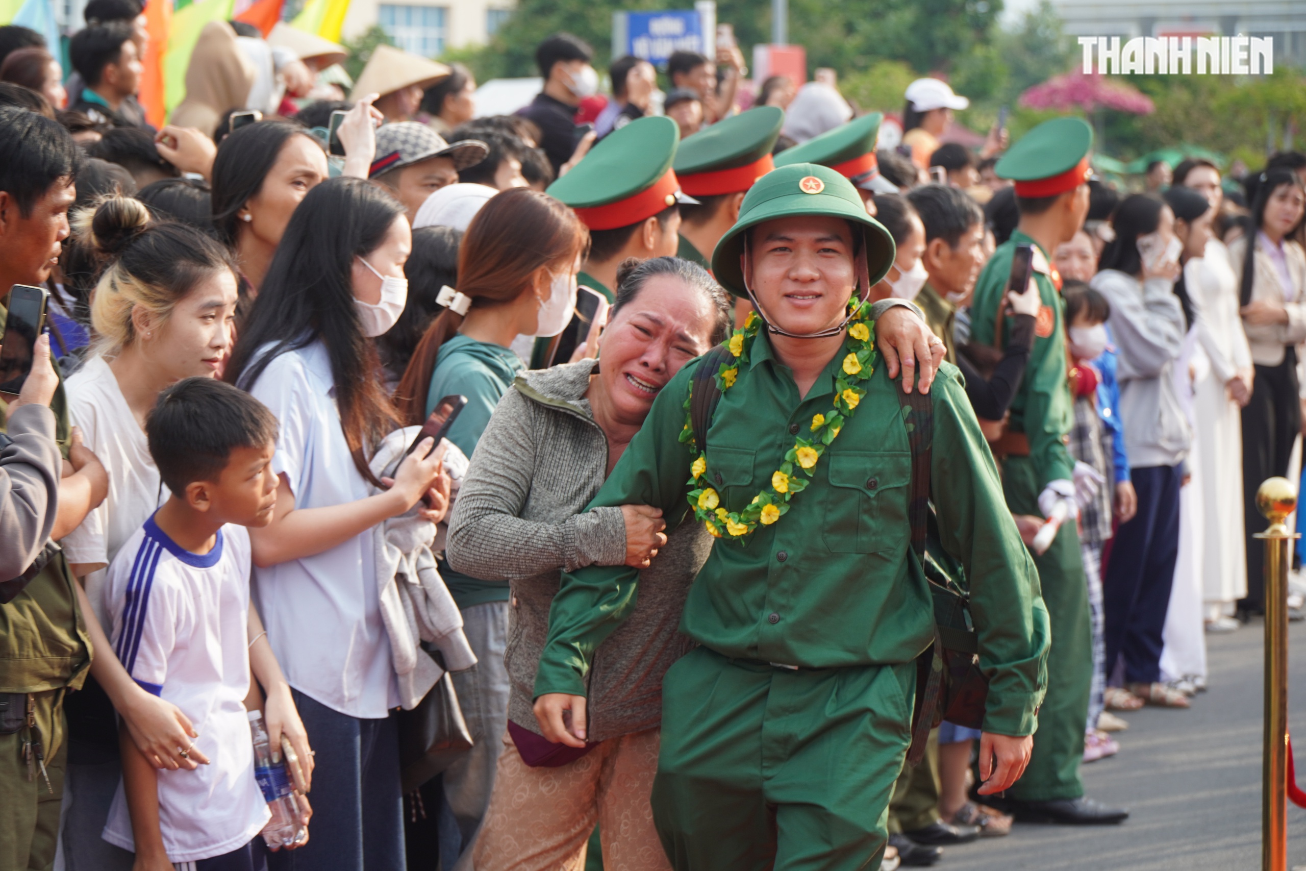 Khoảnh khắc xúc động hơn 4.400 tân binh ở Vĩnh Long lên đường nhập ngũ- Ảnh 10. Khoảnh khắc xúc động hơn 4.400 tân binh ở Vĩnh Long lên đường nhập ngũ- Ảnh 10.