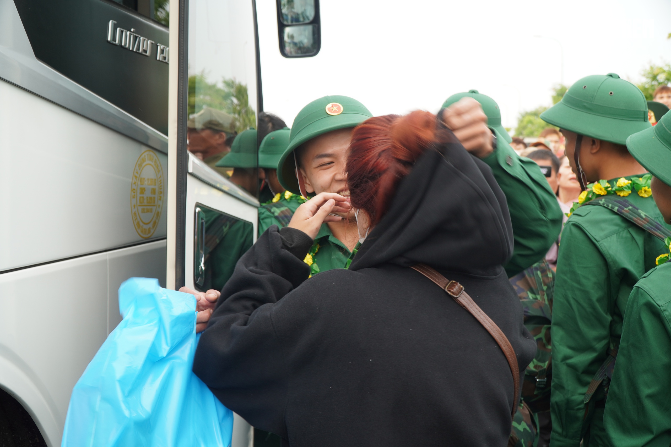 Khoảnh khắc xúc động hơn 4.400 tân binh ở Vĩnh Long lên đường nhập ngũ- Ảnh 11. Khoảnh khắc xúc động hơn 4.400 tân binh ở Vĩnh Long lên đường nhập ngũ- Ảnh 11.