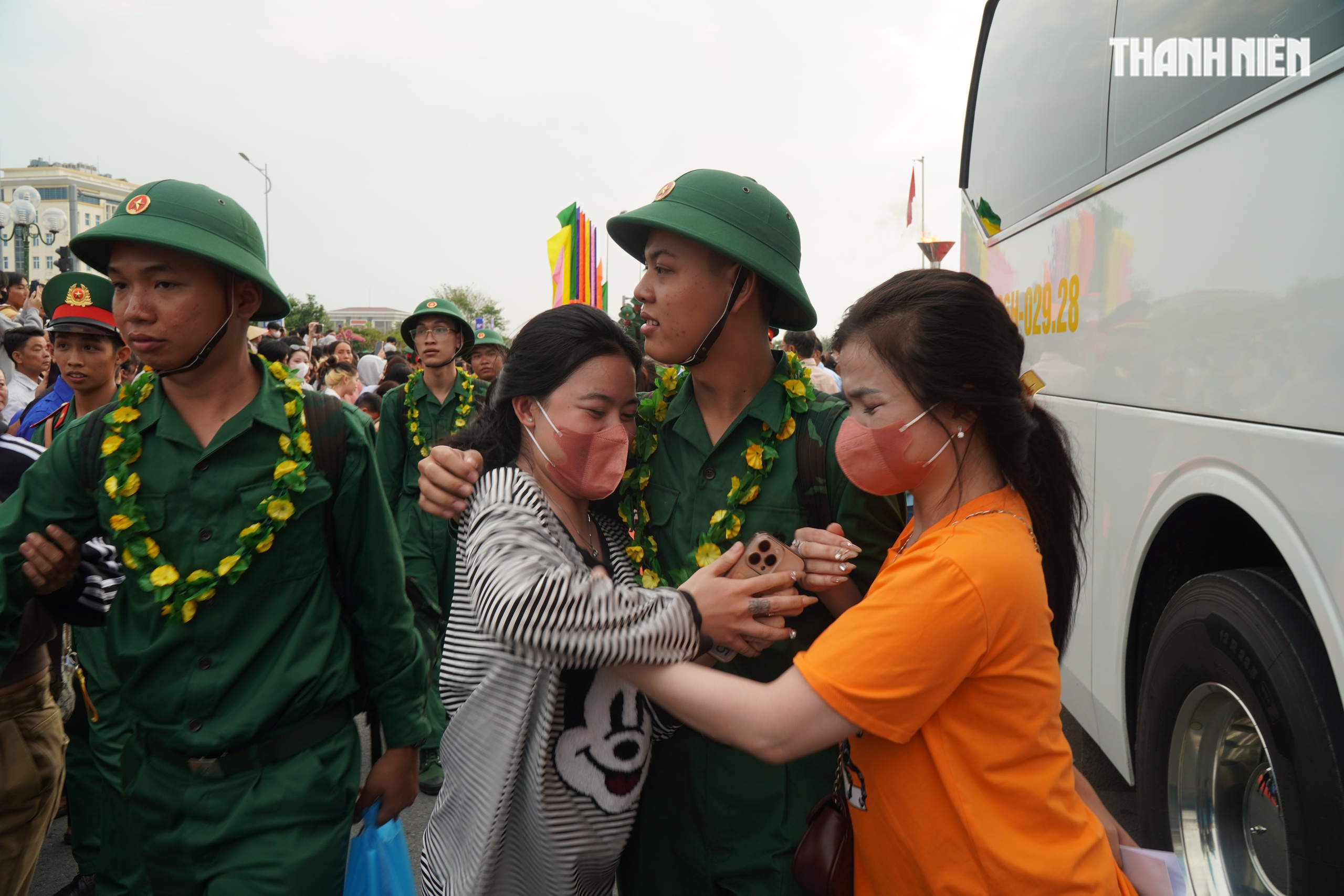 Khoảnh khắc xúc động hơn 4.400 tân binh ở Vĩnh Long lên đường nhập ngũ- Ảnh 12. Khoảnh khắc xúc động hơn 4.400 tân binh ở Vĩnh Long lên đường nhập ngũ- Ảnh 12.