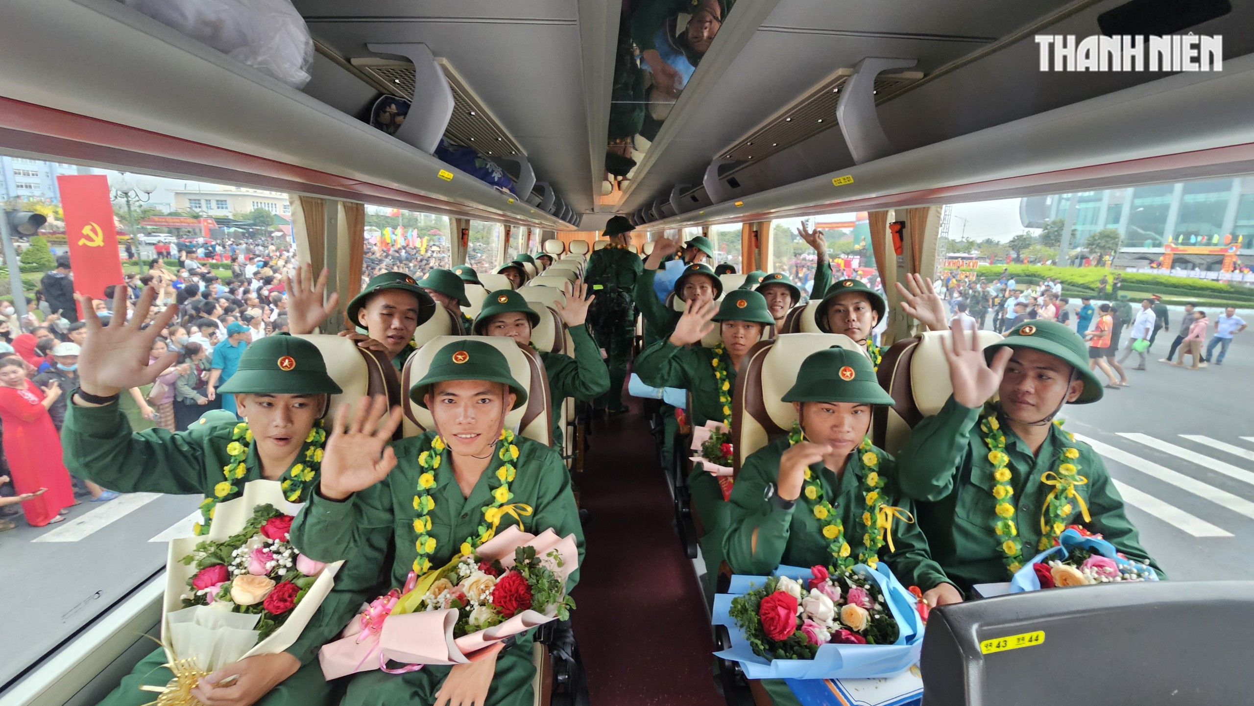 Khoảnh khắc xúc động hơn 4.400 tân binh ở Vĩnh Long lên đường nhập ngũ- Ảnh 14. Khoảnh khắc xúc động hơn 4.400 tân binh ở Vĩnh Long lên đường nhập ngũ- Ảnh 14.