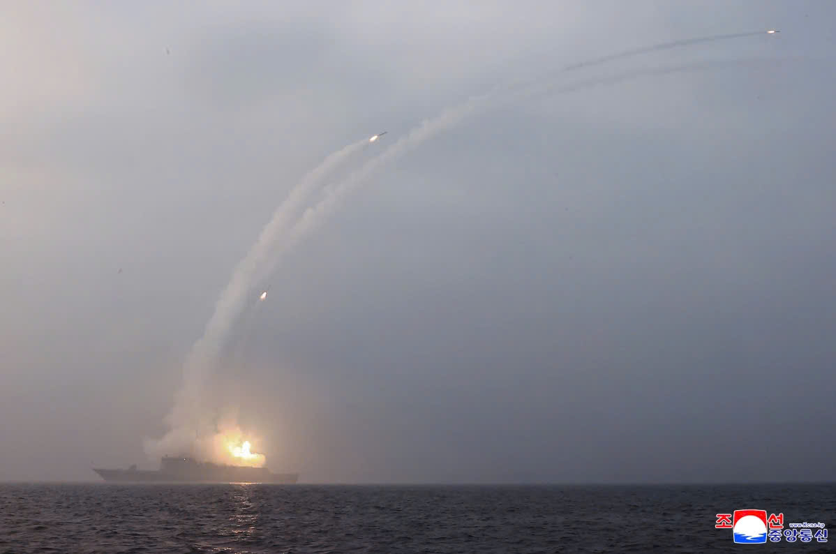 Triều Tiên thử tên lửa từ tàu khu trục mới, thúc đẩy mục tiêu hạt nhân hóa hải quân - Ảnh 3.