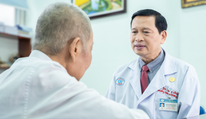 Bác sĩ Dũng thăm khám cho bệnh nhân sau mổ. Ảnh: Bệnh viện cung cấp