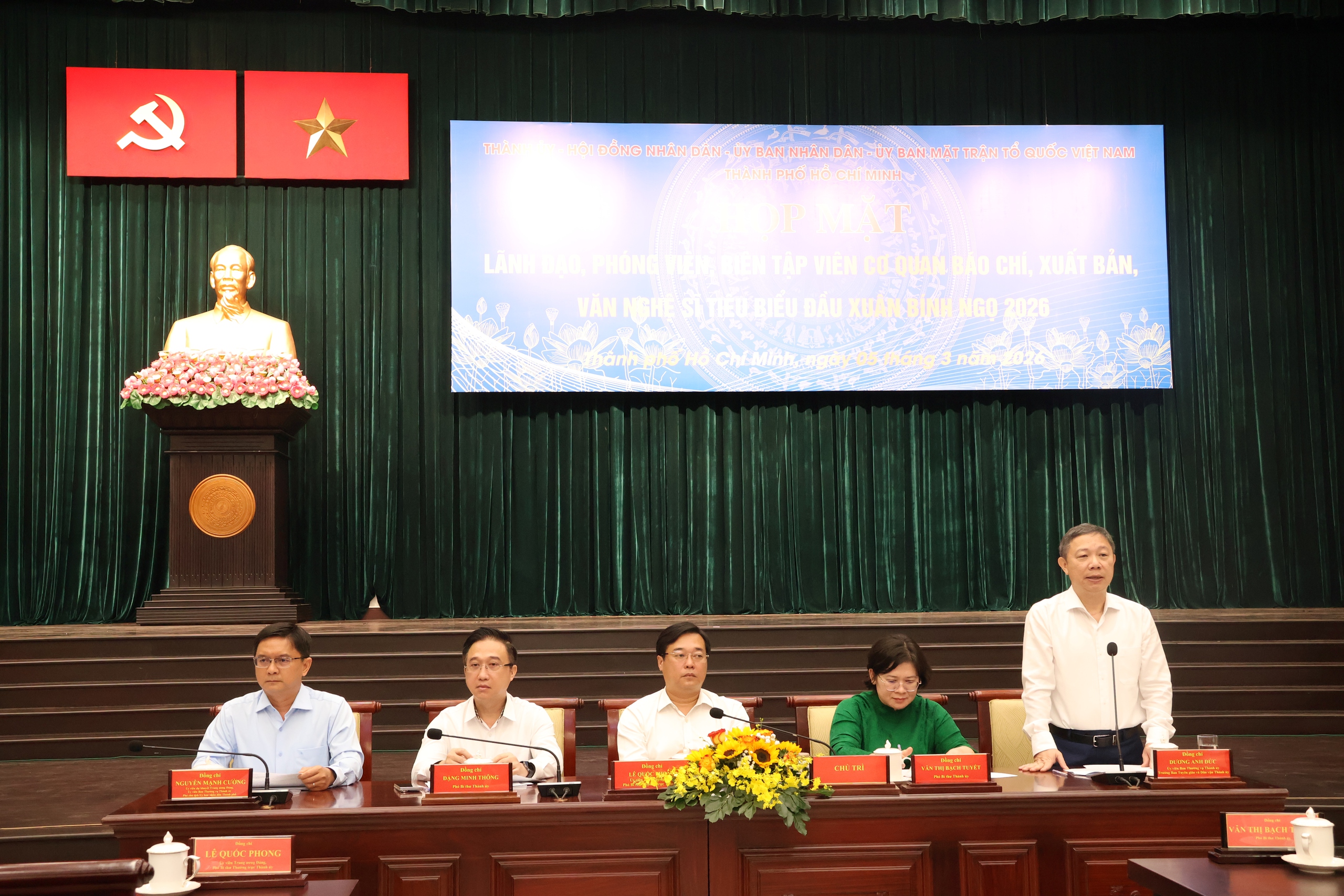 Ca sĩ Anh Tú xúc động tại họp mặt đầu năm: 