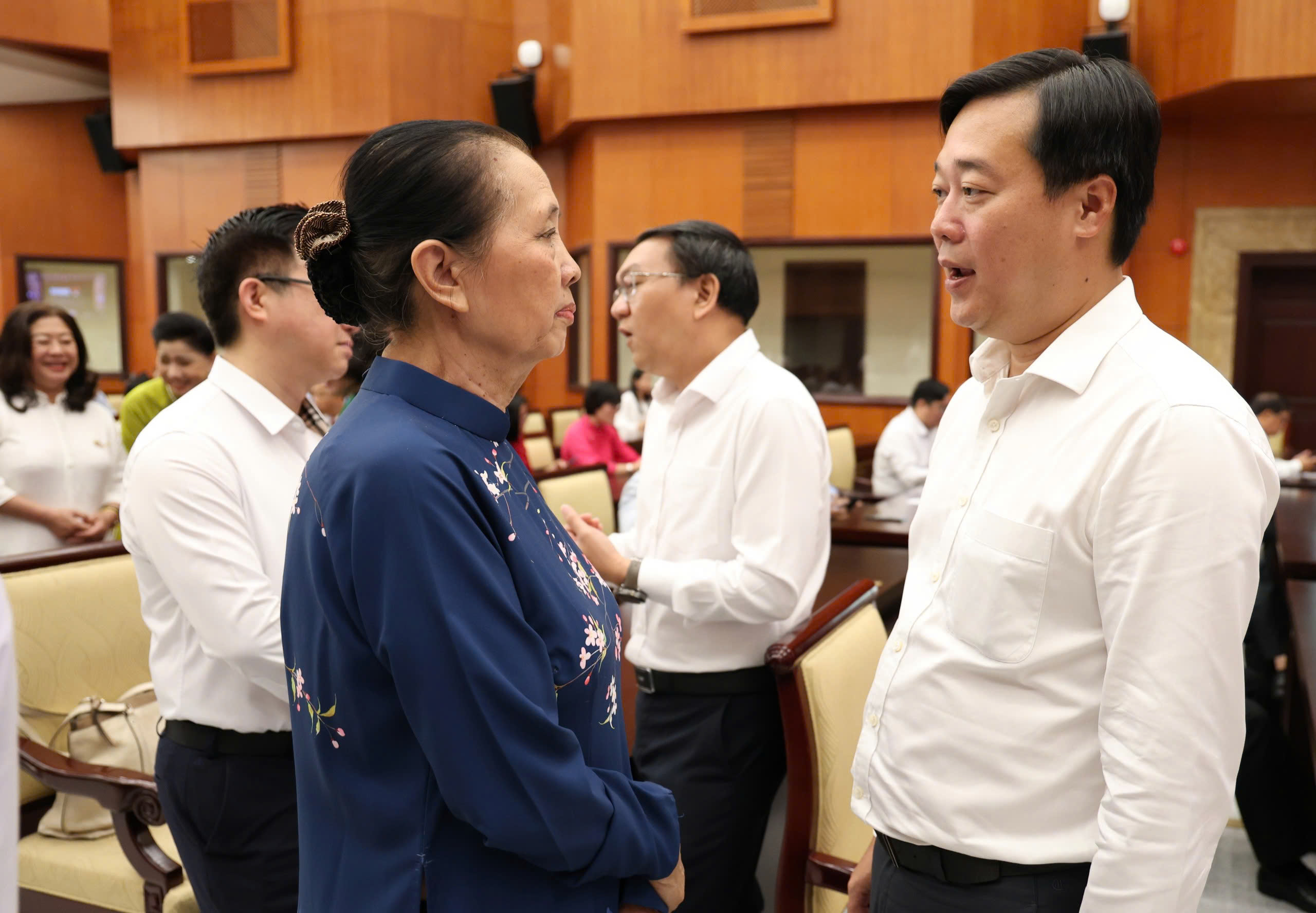 Ca sĩ Anh Tú xúc động tại họp mặt đầu năm: 