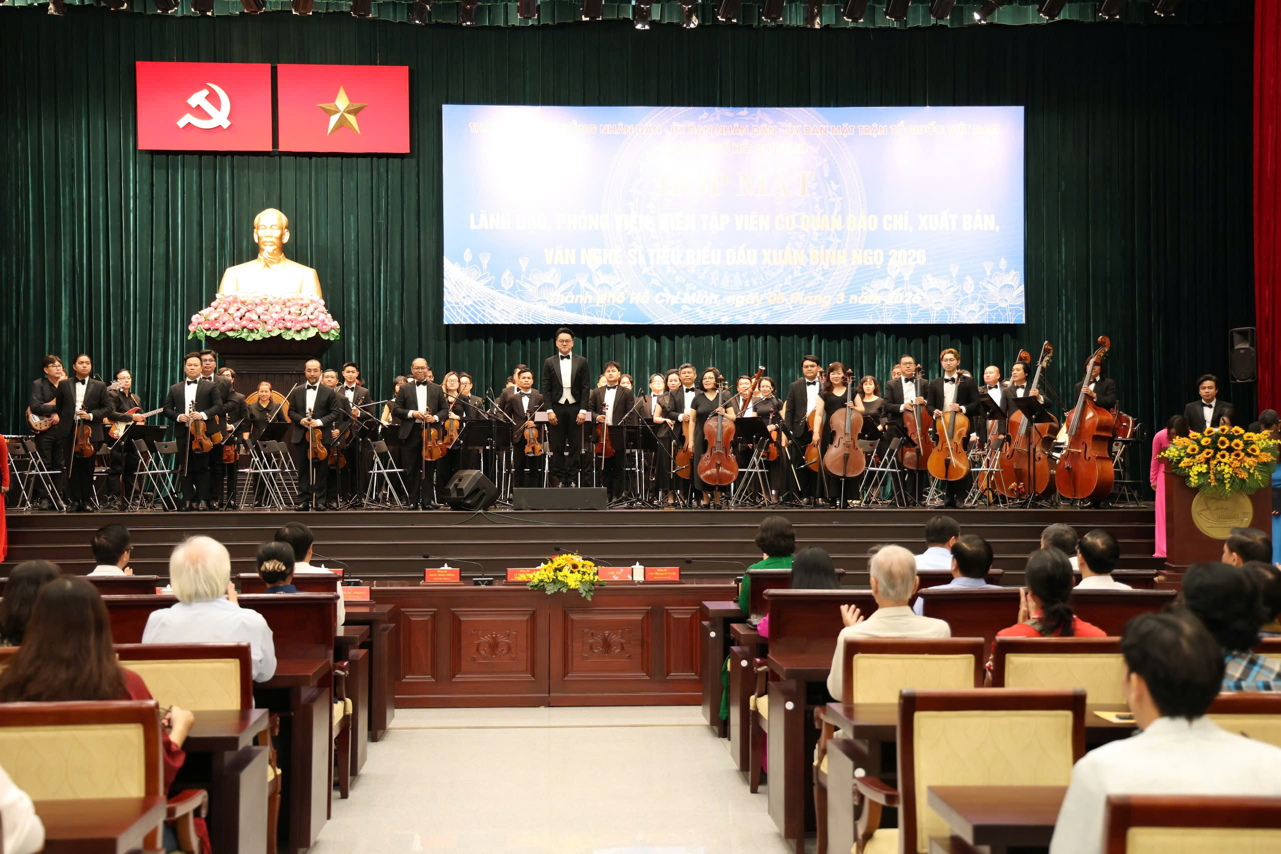 Ca sĩ Anh Tú xúc động tại họp mặt đầu năm: 