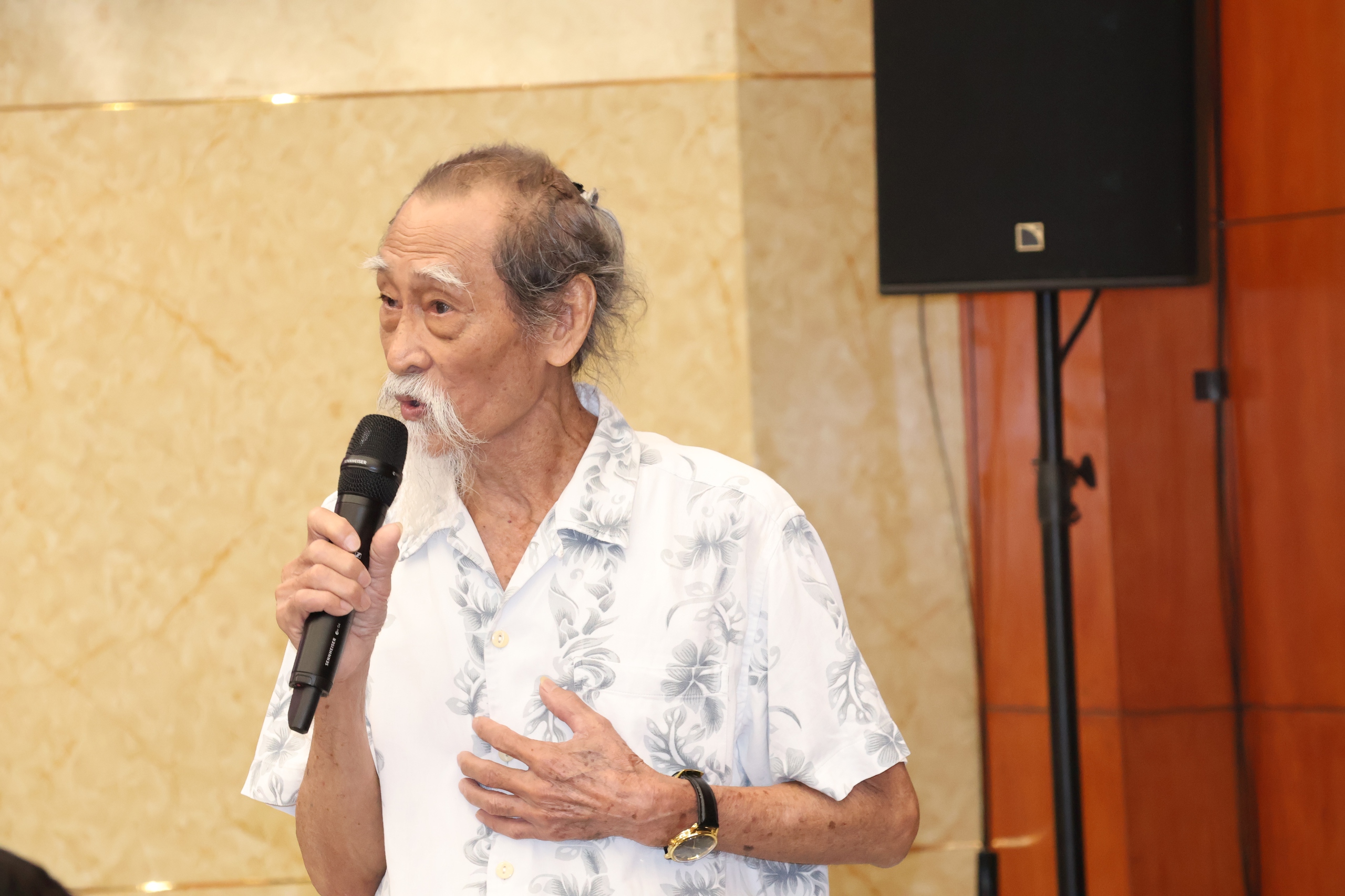 Ca sĩ Anh Tú xúc động tại họp mặt đầu năm: 