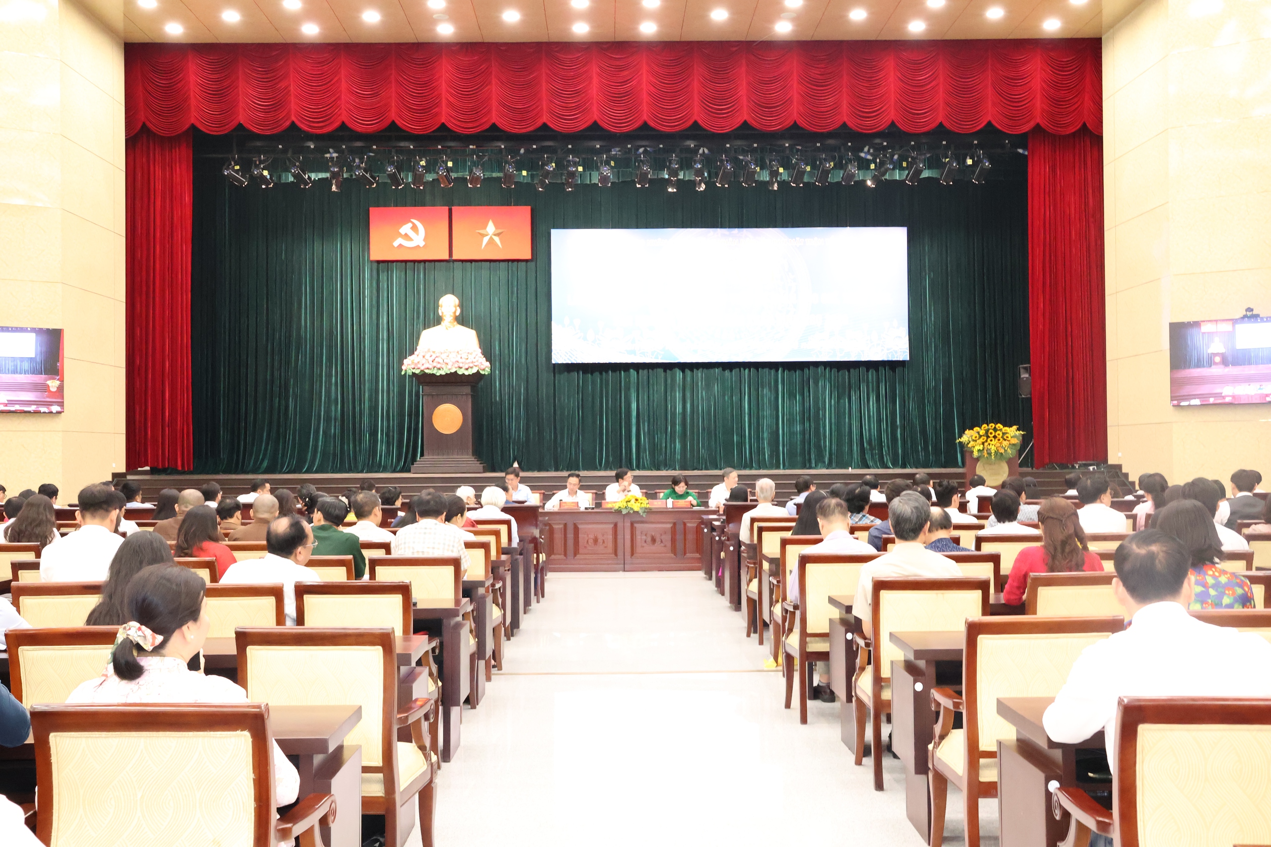 Ca sĩ Anh Tú xúc động tại họp mặt đầu năm: 