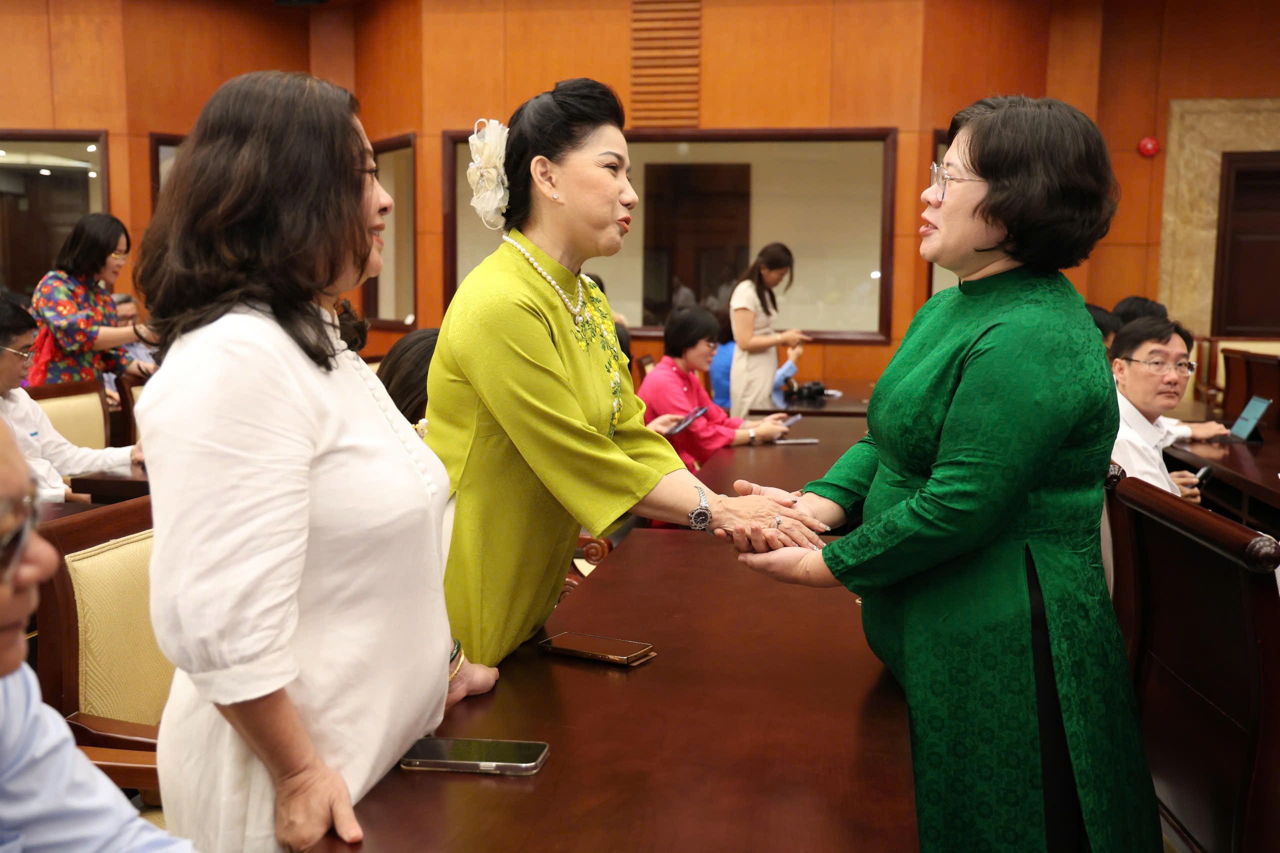 Ca sĩ Anh Tú xúc động tại họp mặt đầu năm: 