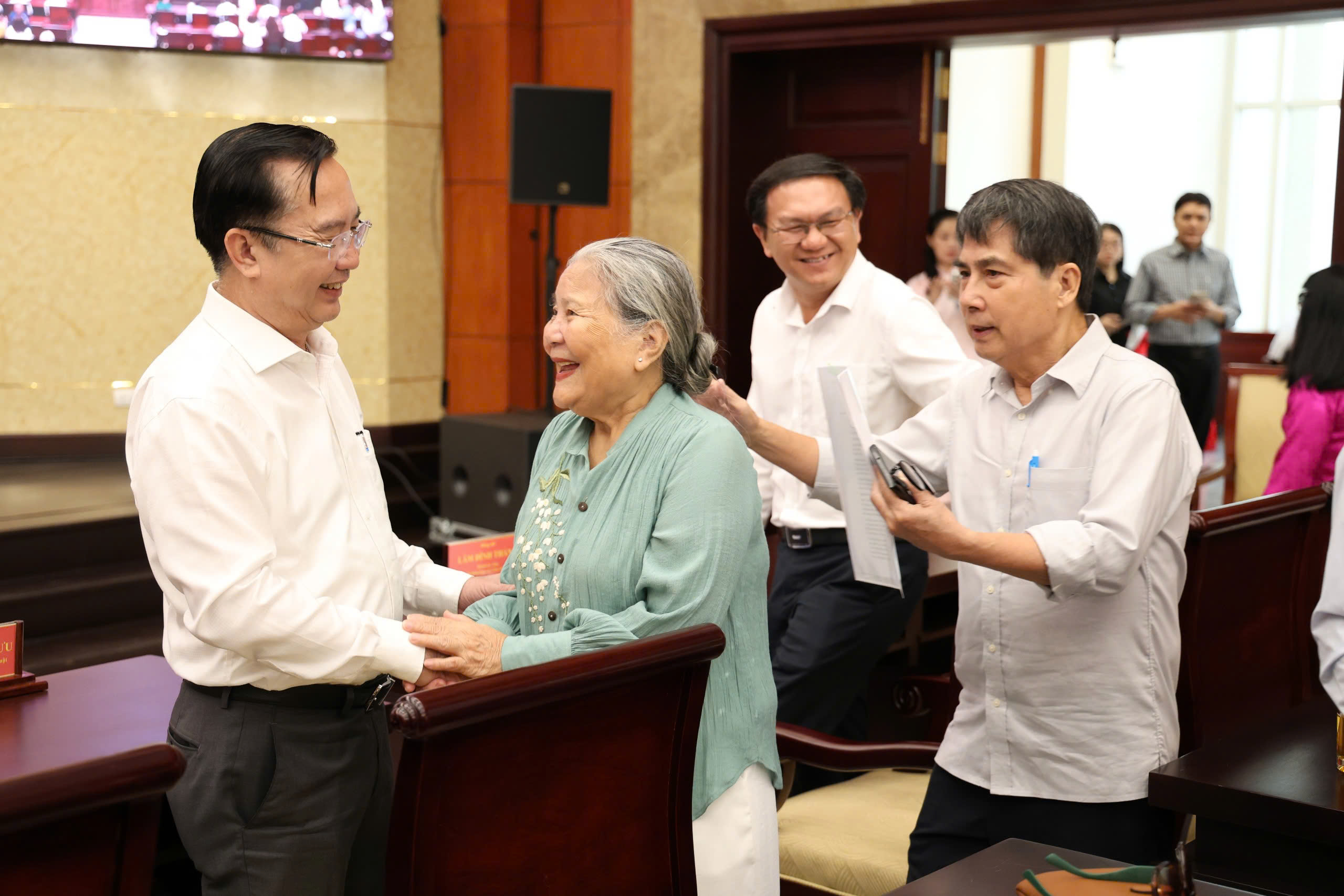 Ca sĩ Anh Tú xúc động tại họp mặt đầu năm: 