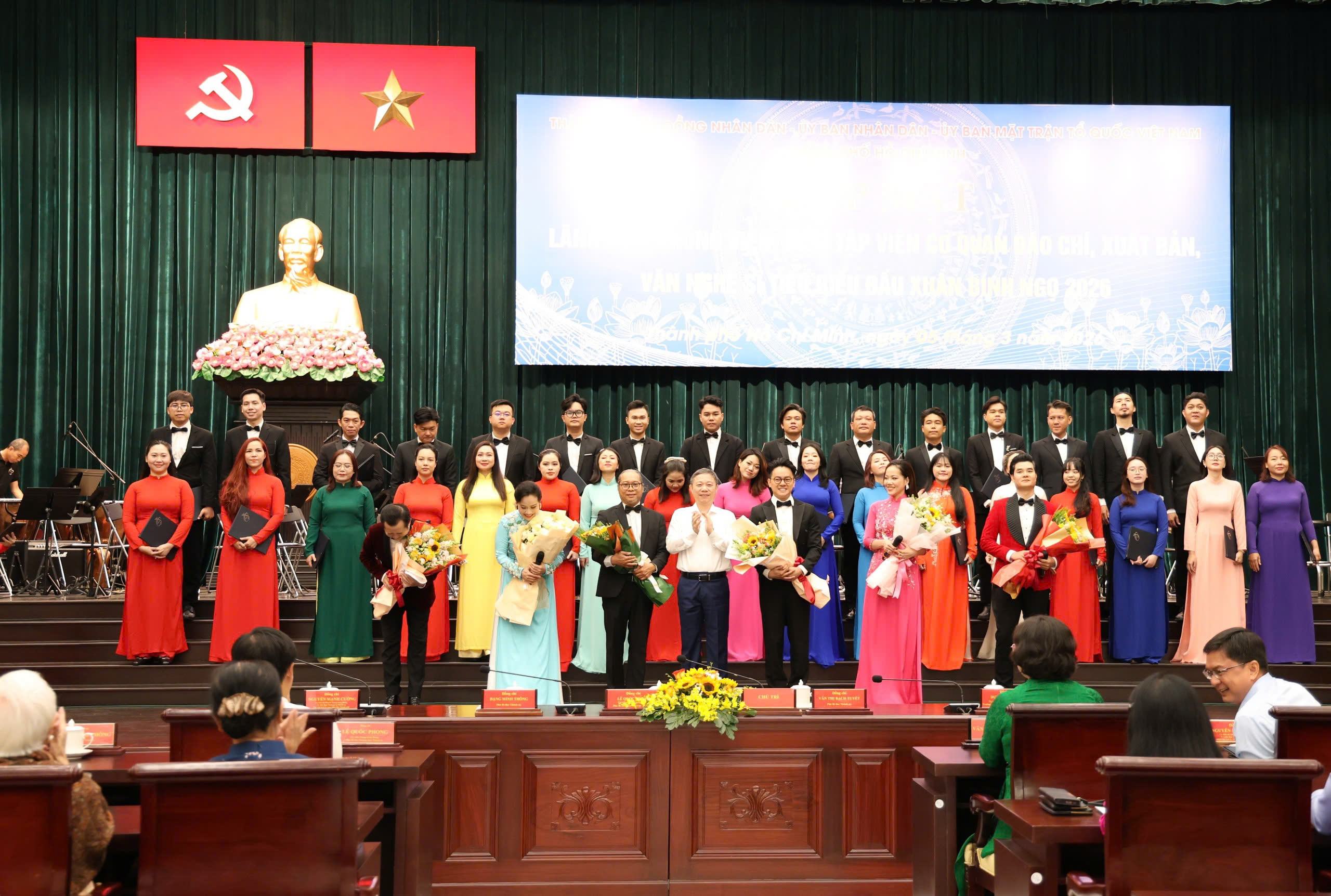 Ca sĩ Anh Tú xúc động tại họp mặt đầu năm: 