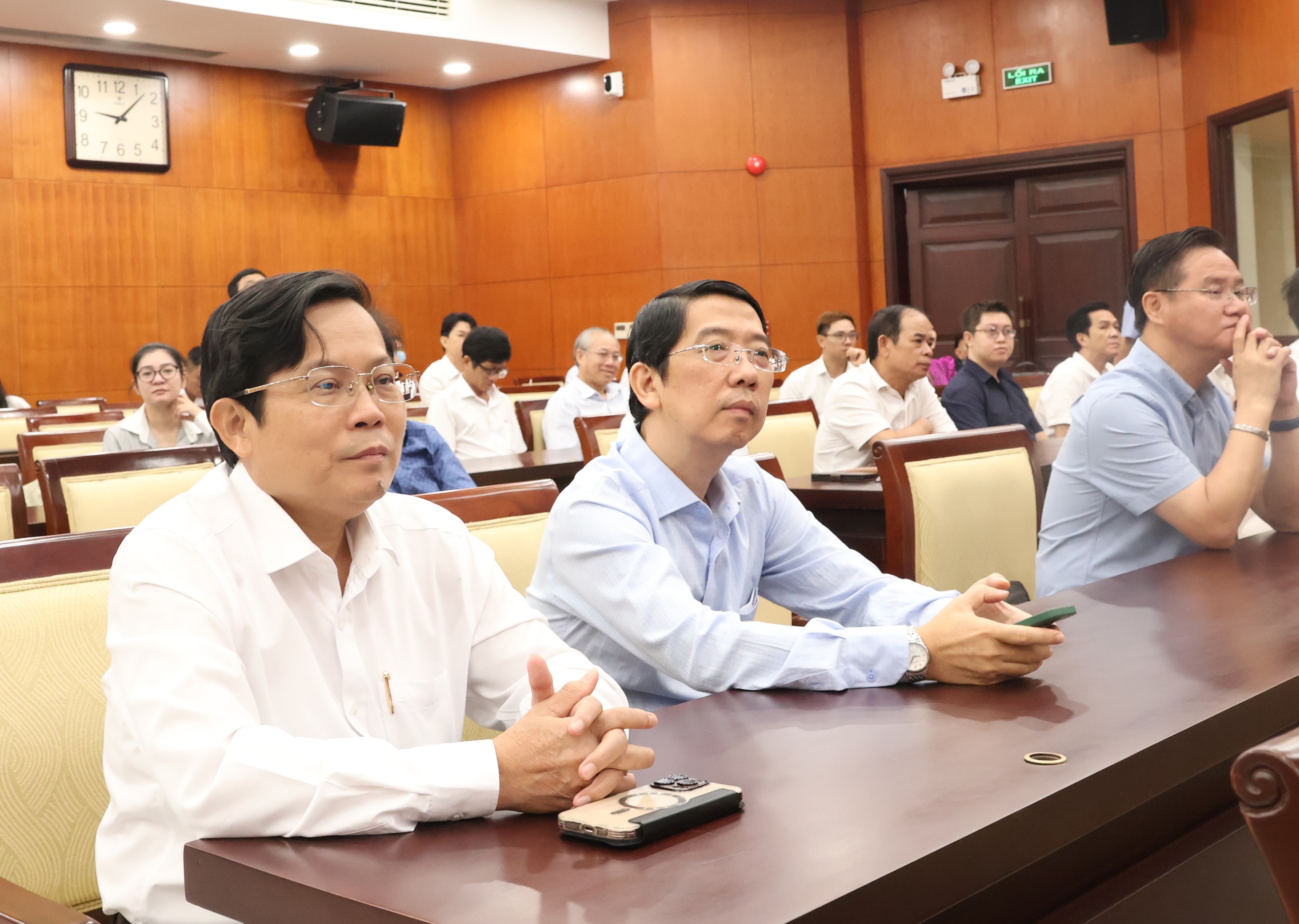 Ca sĩ Anh Tú xúc động tại họp mặt đầu năm: 