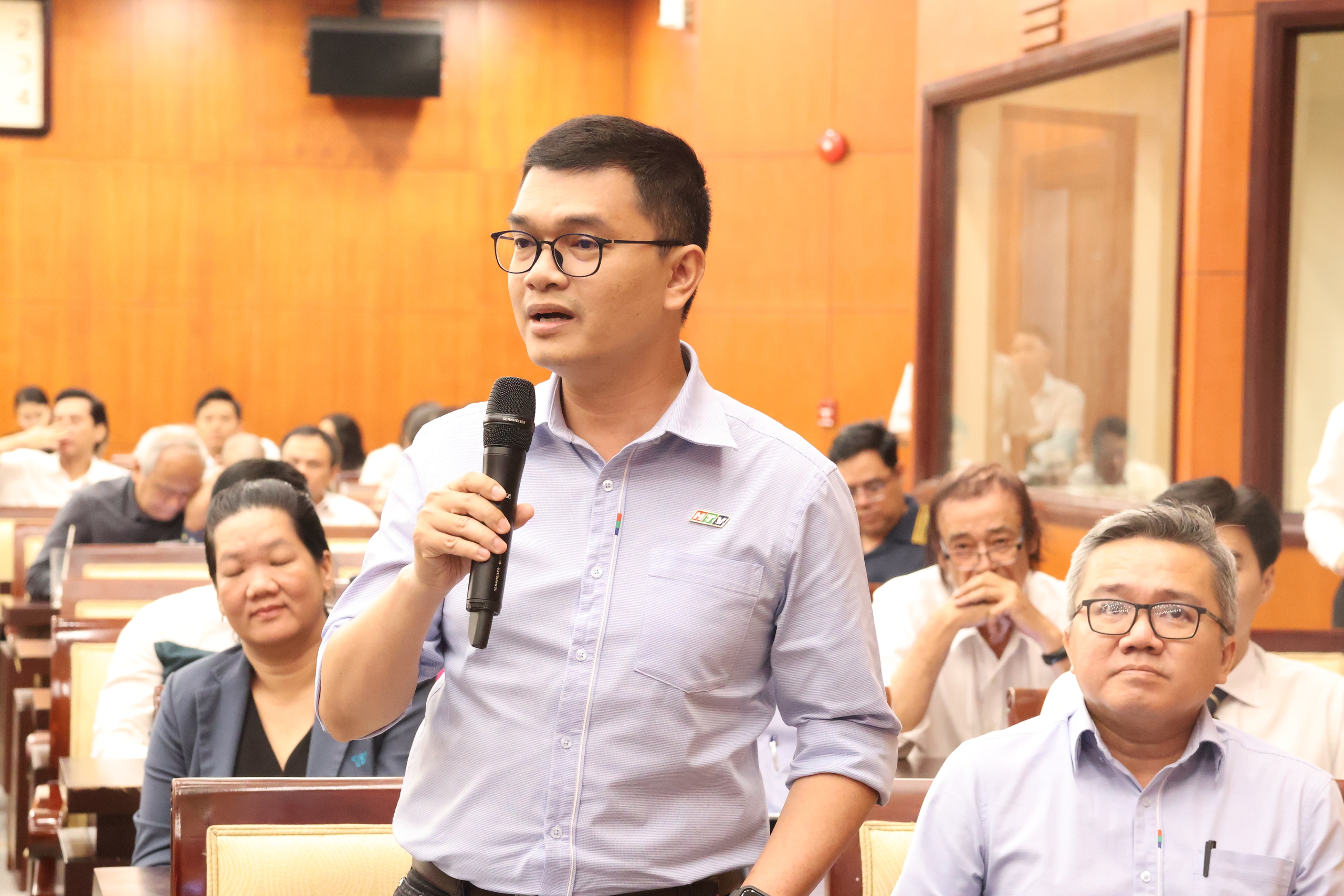 Ca sĩ Anh Tú xúc động tại họp mặt đầu năm: 