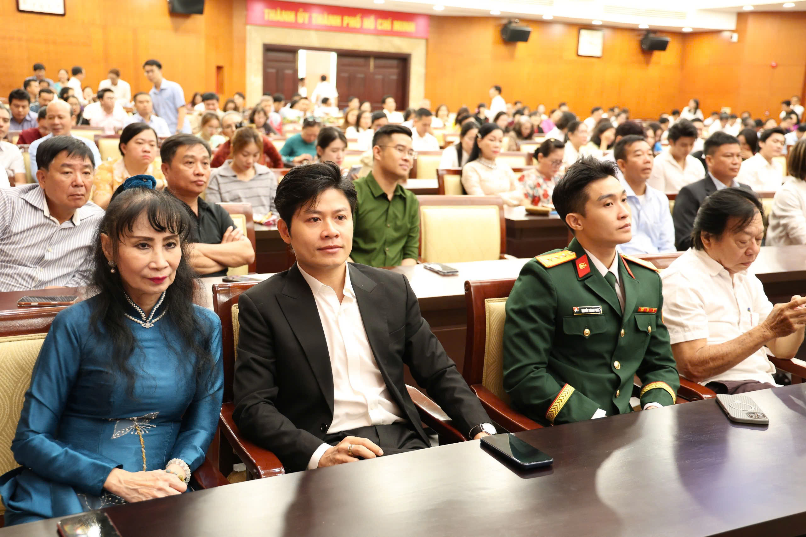 Ca sĩ Anh Tú xúc động tại họp mặt đầu năm: 