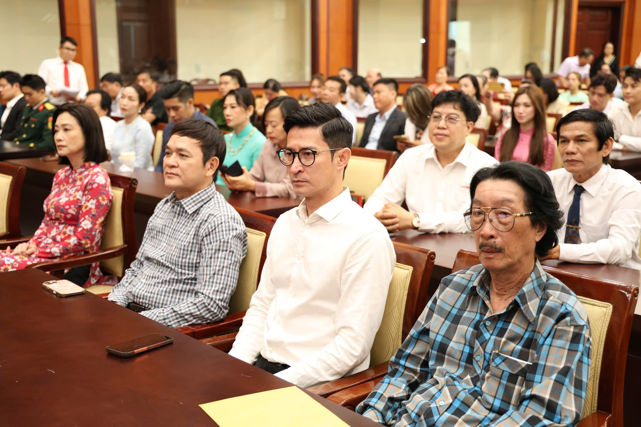 Ca sĩ Anh Tú xúc động tại họp mặt đầu năm: 