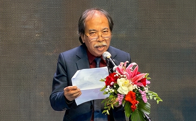 Ông Nguyễn Quang Thiều - Chủ tịch Hội Nhà văn Việt Nam - đọc diễn văn khai mạc Ngày Thơ. Ảnh: Hà Thu