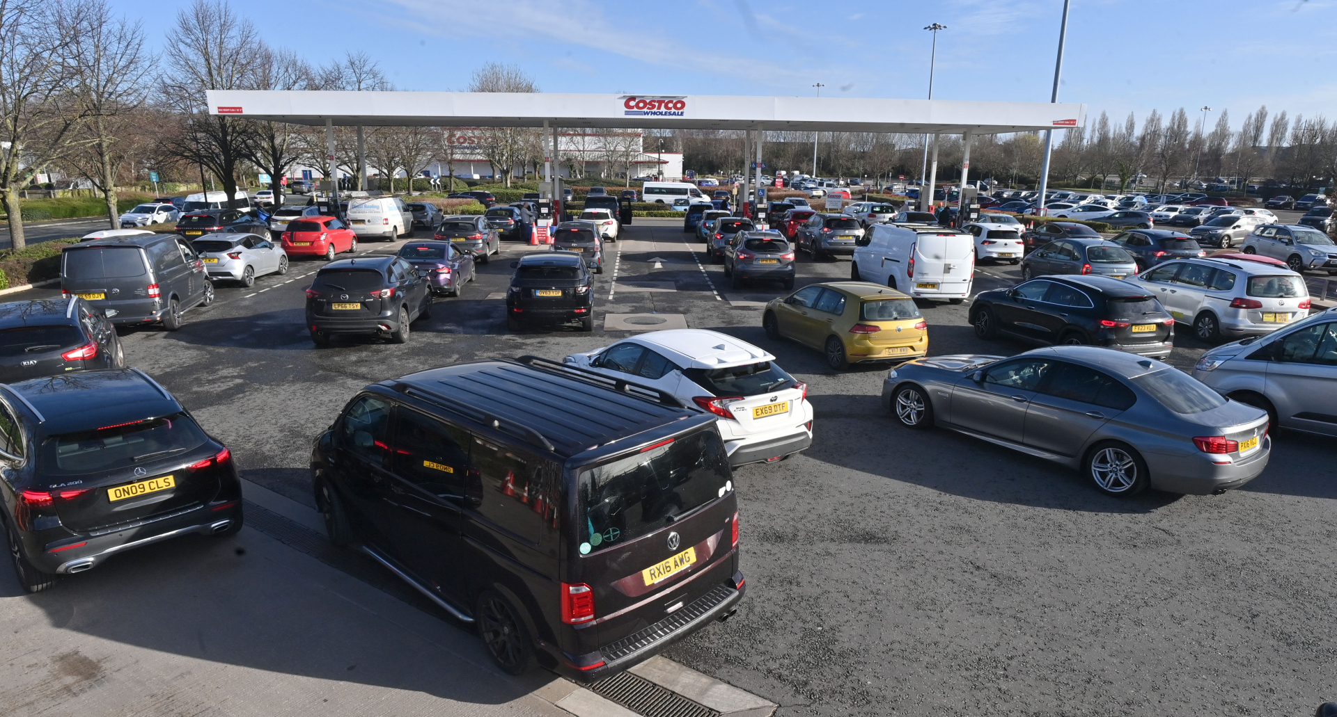 Giá xăng tăng mạnh vì tình hình Trung Đông bất ổn, người dân xếp hàng cả tiếng chờ đổ- Ảnh 3.