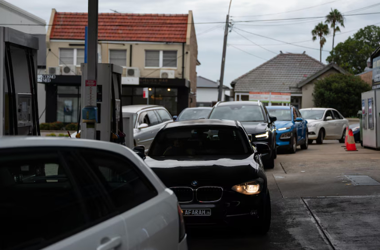 Giá xăng tăng mạnh vì tình hình Trung Đông bất ổn, người dân xếp hàng cả tiếng chờ đổ- Ảnh 5.