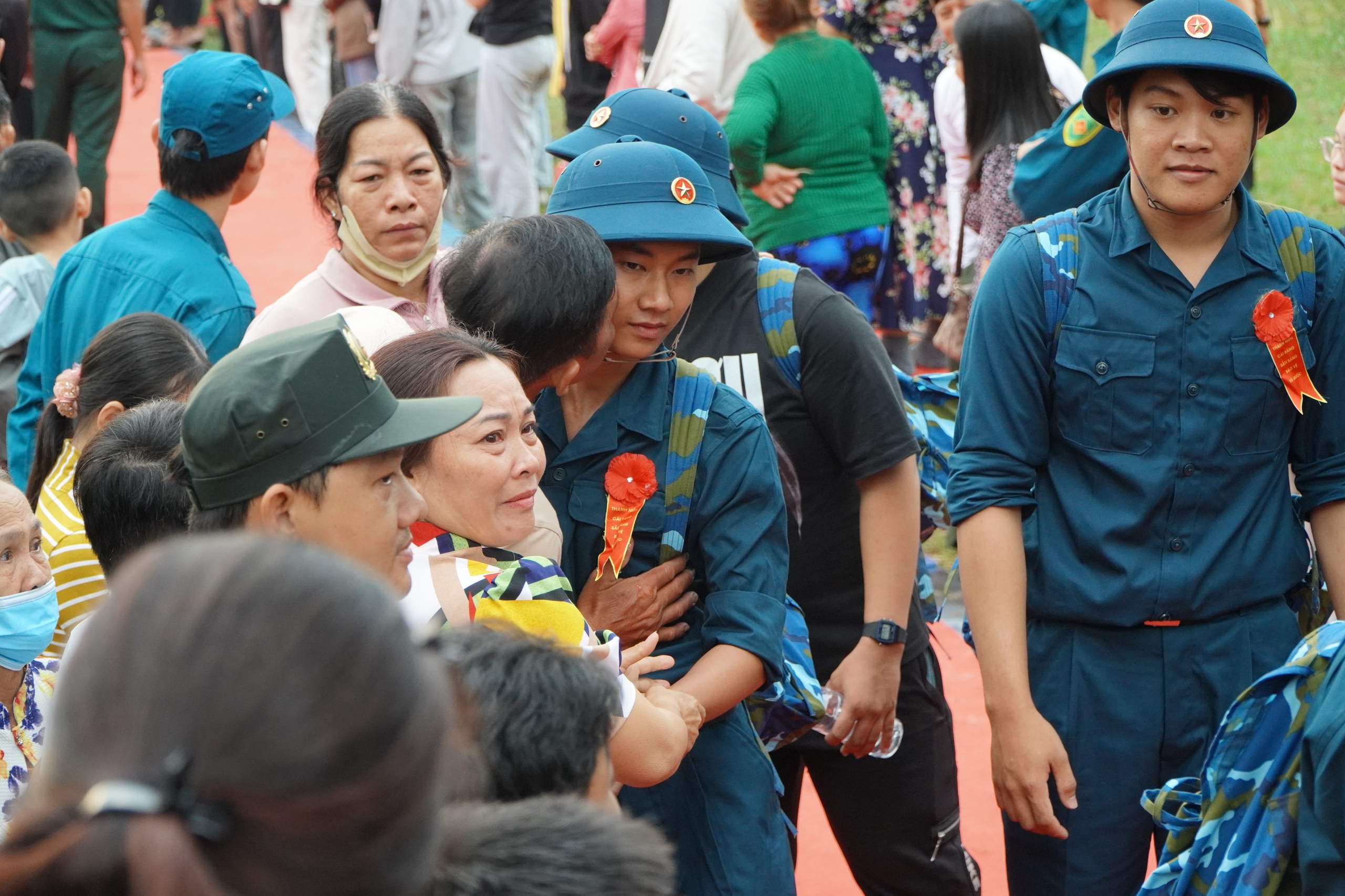 Vợ chồng U.60 cùng ‘khóc vì hạnh phúc’ khi tiễn con nhập ngũ - Ảnh 3.