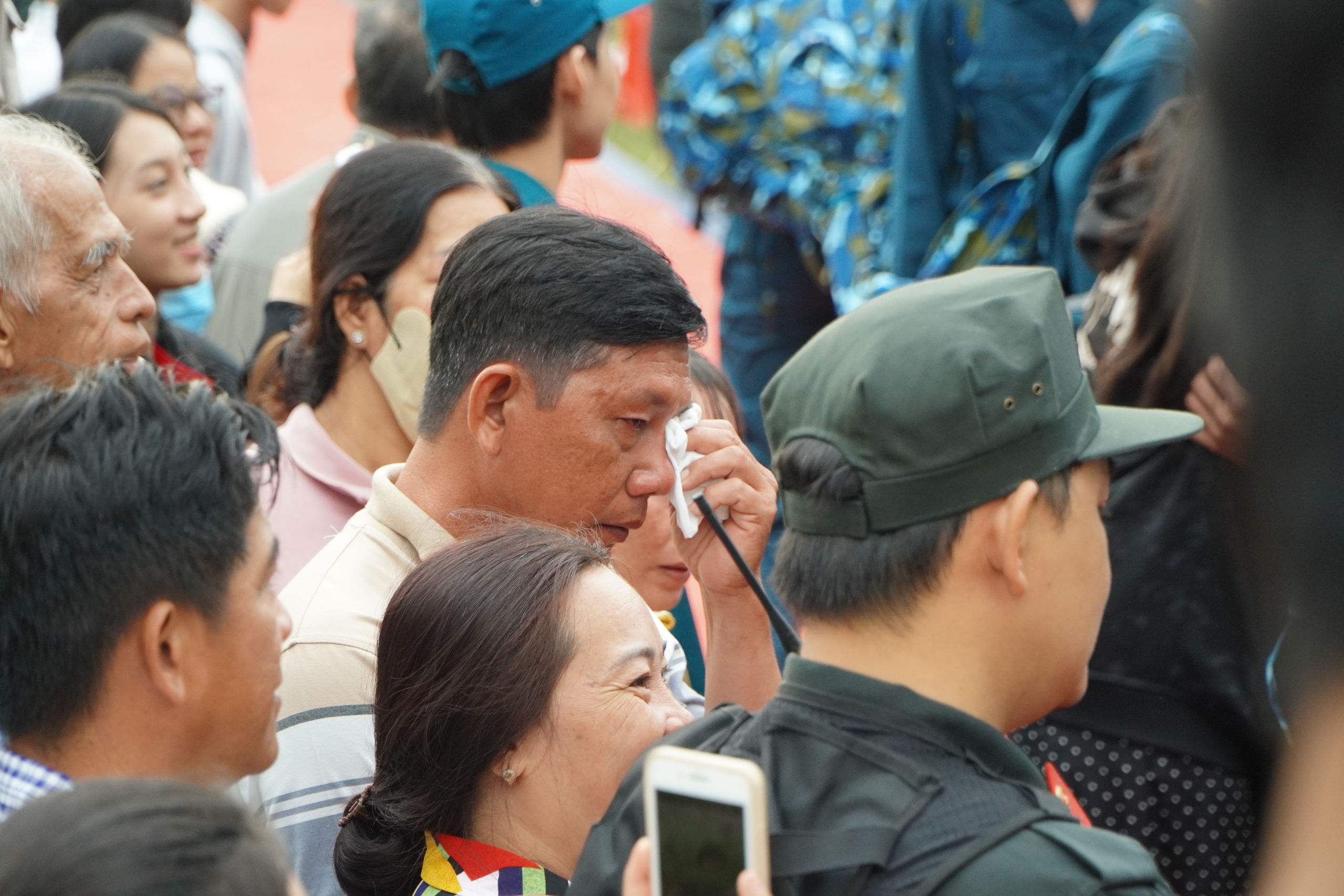 Vợ chồng U.60 cùng ‘khóc vì hạnh phúc’ khi tiễn con nhập ngũ - Ảnh 5.