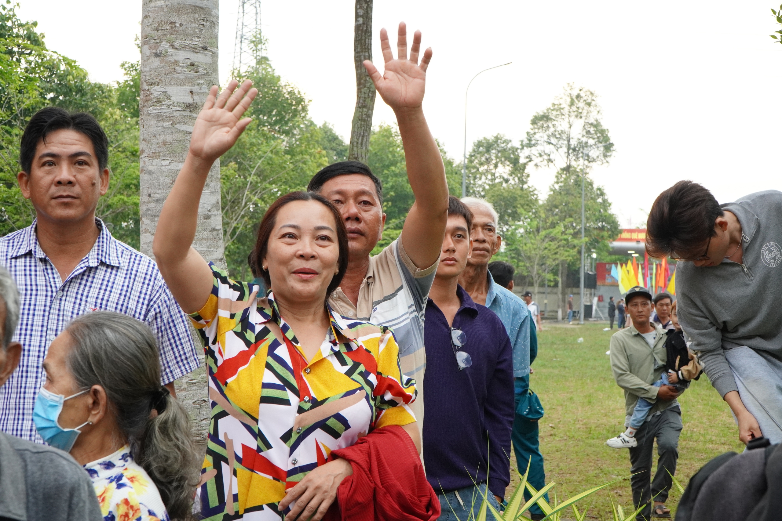 Vợ chồng U.60 cùng ‘khóc vì hạnh phúc’ khi tiễn con nhập ngũ - Ảnh 6.