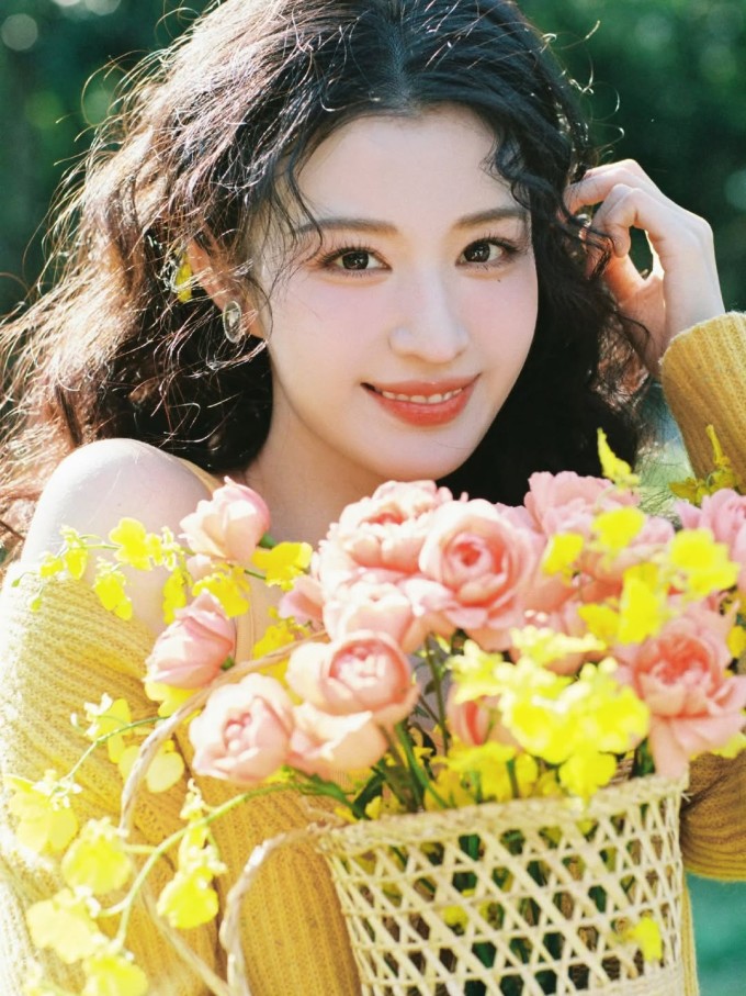 Vương Sở Nhiên được truyền thông Hoa ngữ khen đẹp tinh khôi, có biệt danh 'thần tiên tỉ tỉ thế hệ mới'. Ảnh: Instagram wangchuran_update