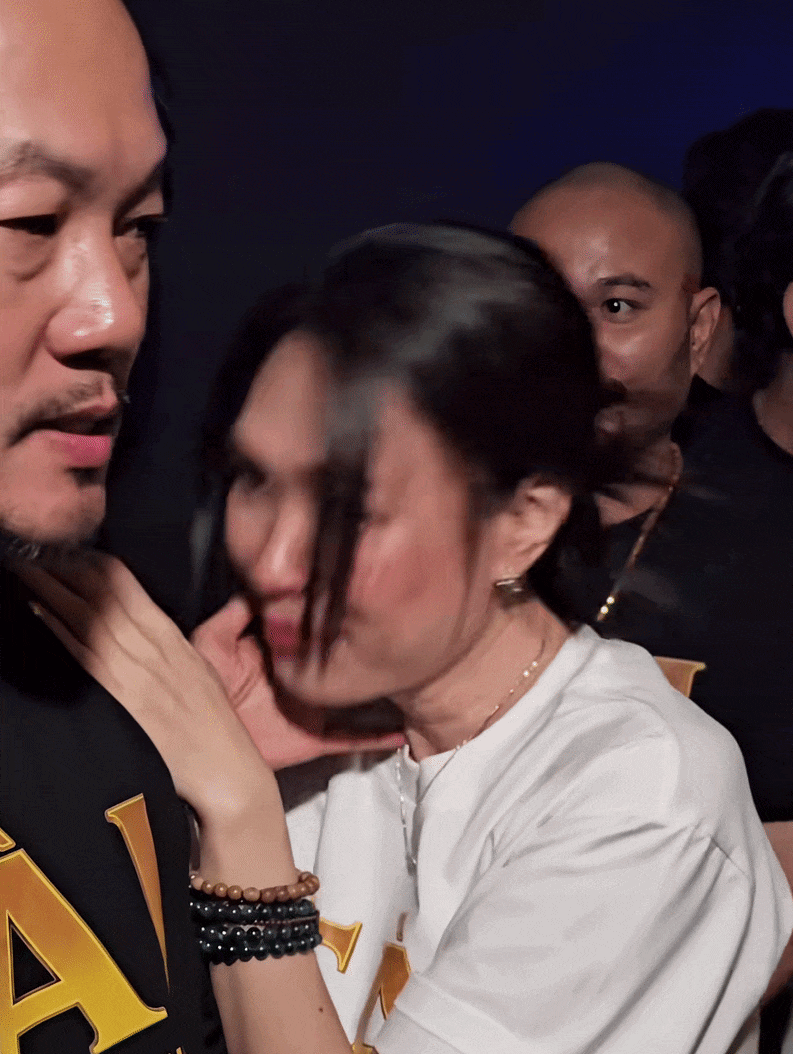 Bắt gặp Mỹ Tâm dựa đầu vào vai một người đàn ông khóc như mưa, nhưng đó không phải là Mai Tài Phến- Ảnh 2.