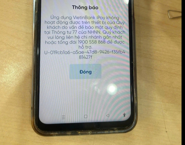 Nhiều người tá hóa vì bất ngờ bị khóa ứng dụng ngân hàng- Ảnh 1. Nhiều người tá hóa vì bất ngờ bị khóa ứng dụng ngân hàng- Ảnh 1.