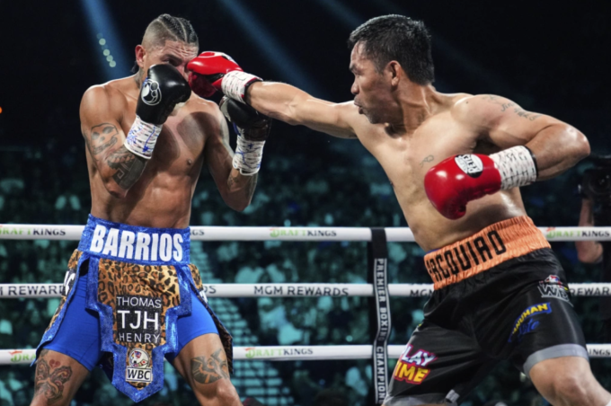 Manny Pacquiao (phải) ra đòn về phía Mario Barrios trong trận tranh đai vô địch hạng bán trung WBC tại MGM Grand, Las Vegas, Mỹ ngày 19/7/2025. Ảnh: AP