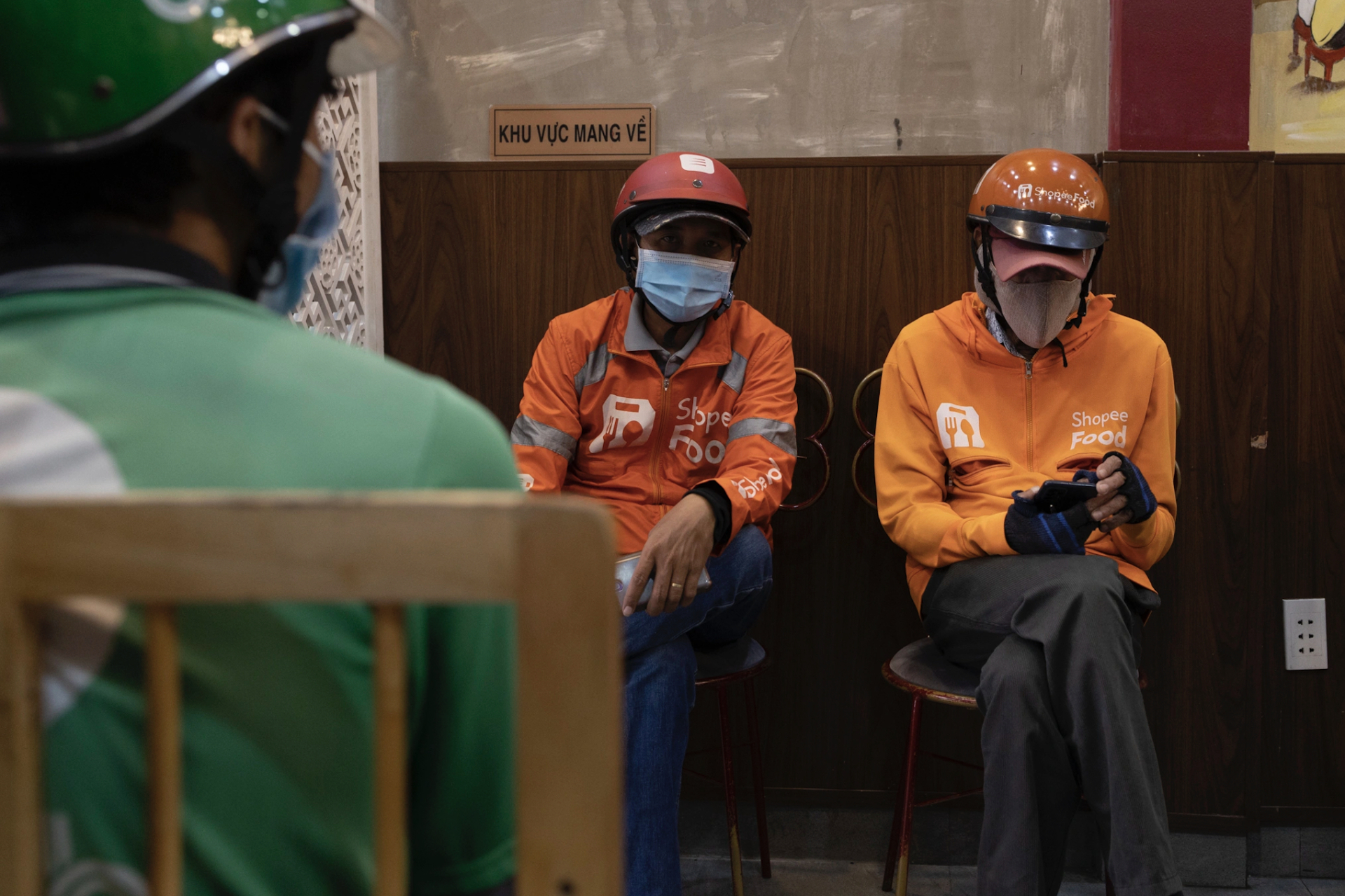 Từ nay nhiều quán bao shipper máy lạnh, sạc pin miễn phí khiến hàng triệu người ấm lòng- Ảnh 3.