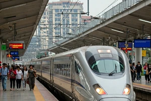 Đề nghị đổi hướng tuyến đường sắt tốc độ cao qua Quảng Ngãi, Bộ Xây dựng nói gì?