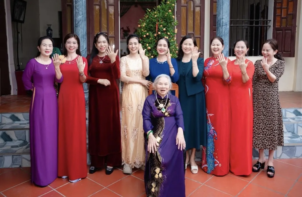Màn chia vàng cho 4 cô con gái, 5 con dâu của cụ bà 90 tuổi ở Ninh Bình  - 2