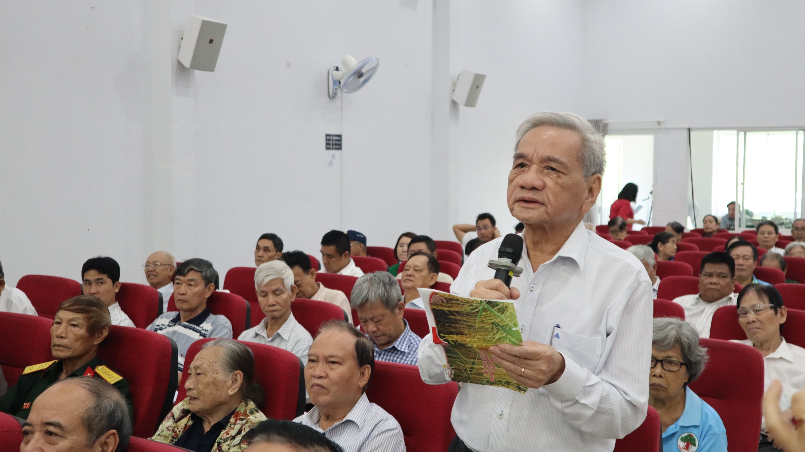 Người dân khó tìm chỗ đỗ xe trung tâm TP.HCM, Bí thư Trần Lưu Quang nói gì? - Ảnh 2.