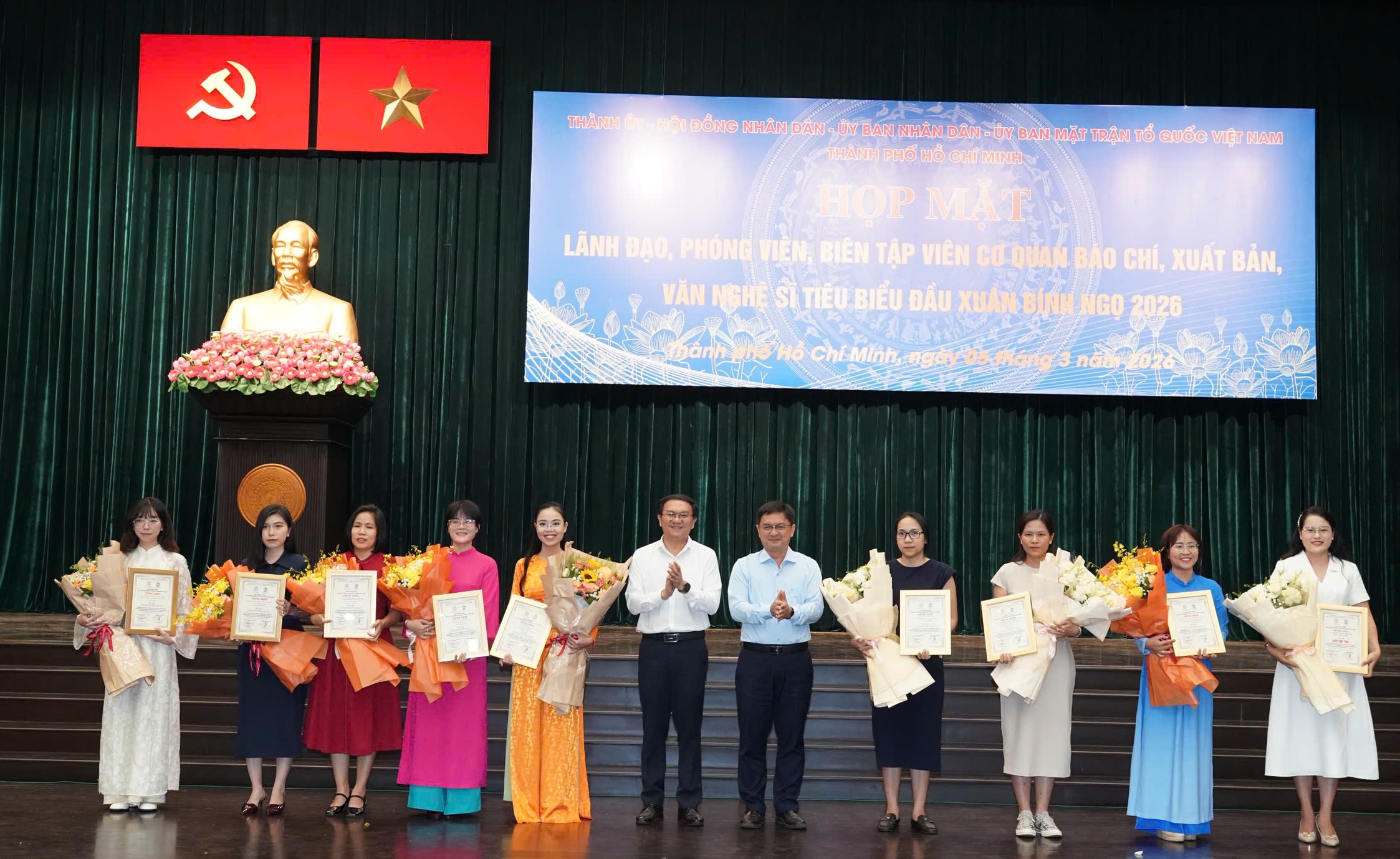 TPHCM trao giải thưởng báo chí viết về Nghị quyết 57 phát triển khoa học - công  - Ảnh 3.