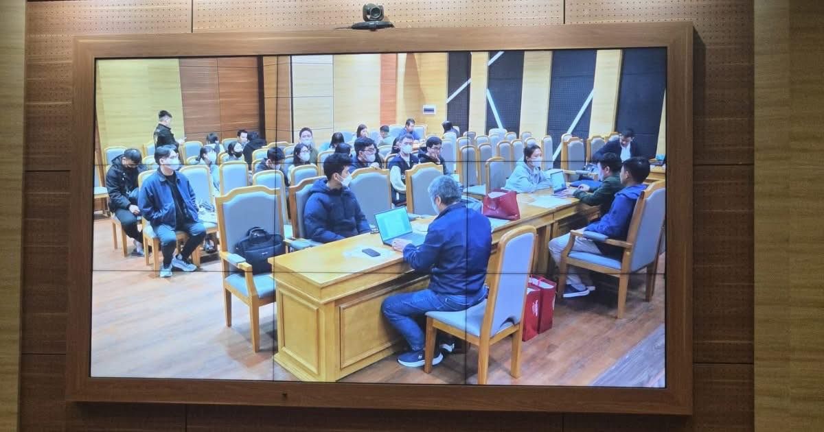 Khoảnh khắc Công an ập vào “tóm gọn” team Xôi Lạc TV, nhiều nhân viên đang ngồi trước dàn máy tính không kịp phản ứng- Ảnh 2.