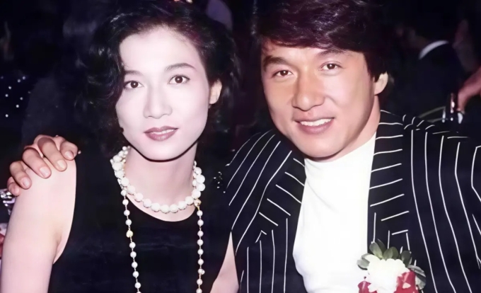 Ngô Ỷ Lợi và Thành Long. Ảnh: HK01