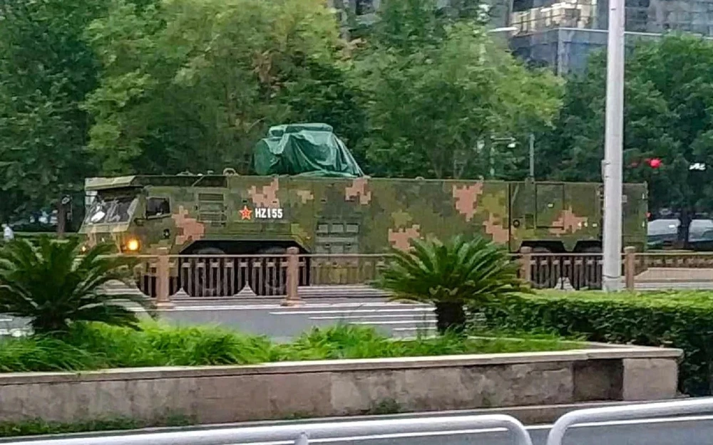 Thiết bị được phủ tấm bạt xanh, được cho là hệ thống phòng không laser mạnh nhất thế giới, xuất hiện trong quá trình Bắc Kinh chuẩn bị cho lễ duyệt binh ở Trung Quốc. Ảnh: HANDOUT